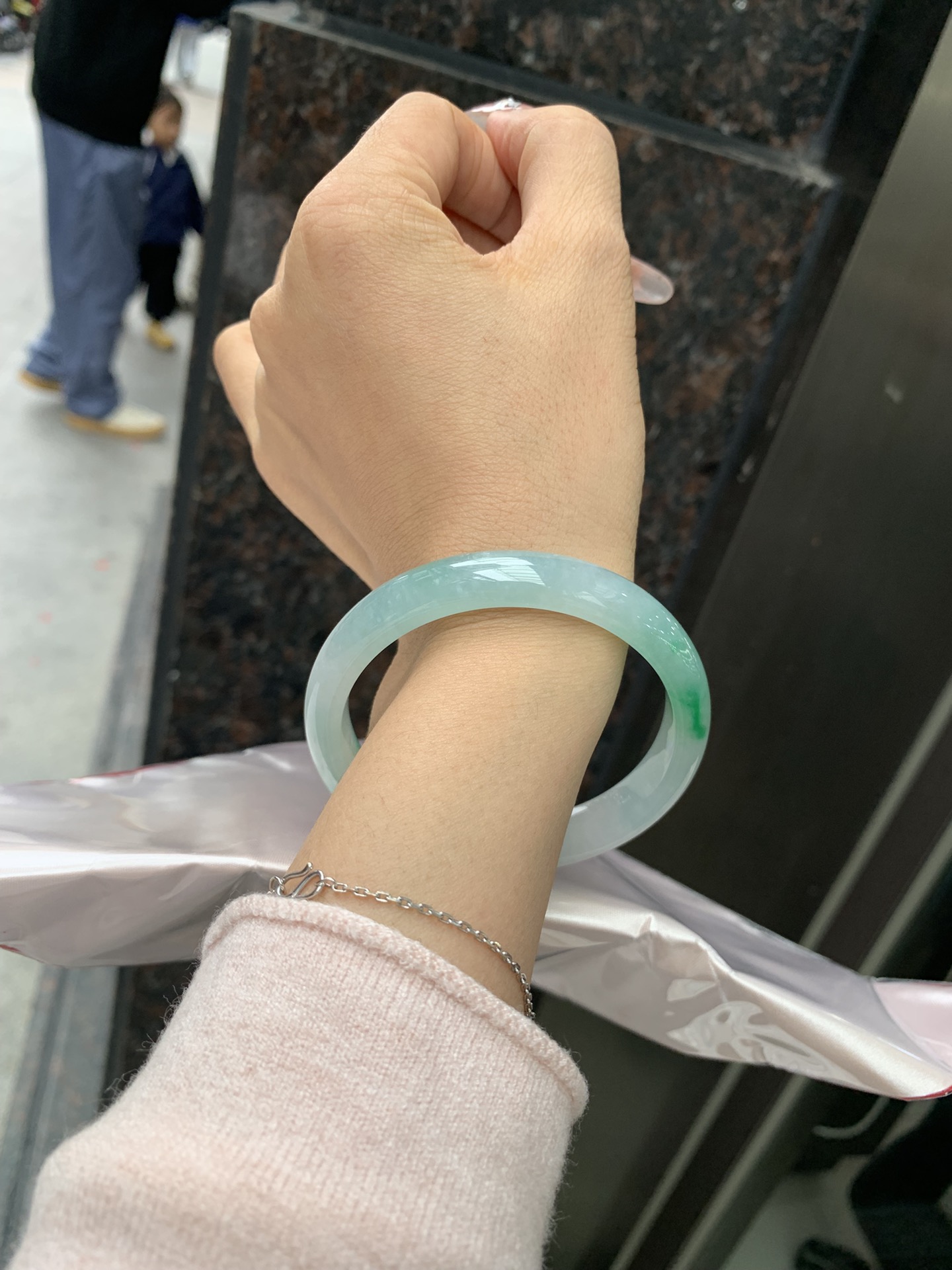 正圈 57.5-7.5-10.7 0304-2X51-2 打灯细纹，底妆冰透润细腻，飘两抹冰绿花，鲜艳得像新冒头的嫩芽，灵动清新，即柔和又充满生机。