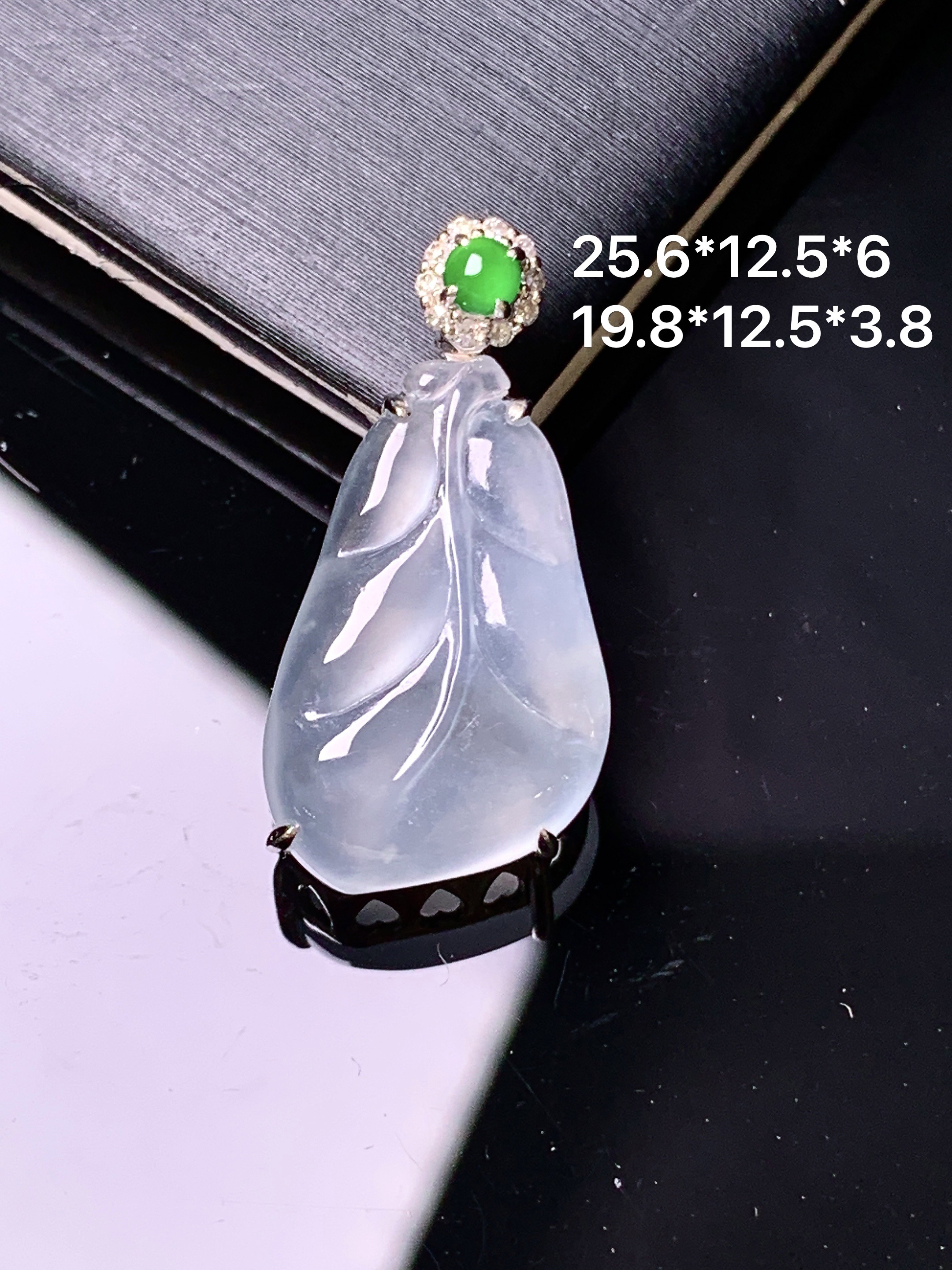 18k金钻镶嵌冰种树叶吊坠 玉质细腻 色泽艳丽清新 水润亮眼 整体尺寸25.6*12.5*6 z1