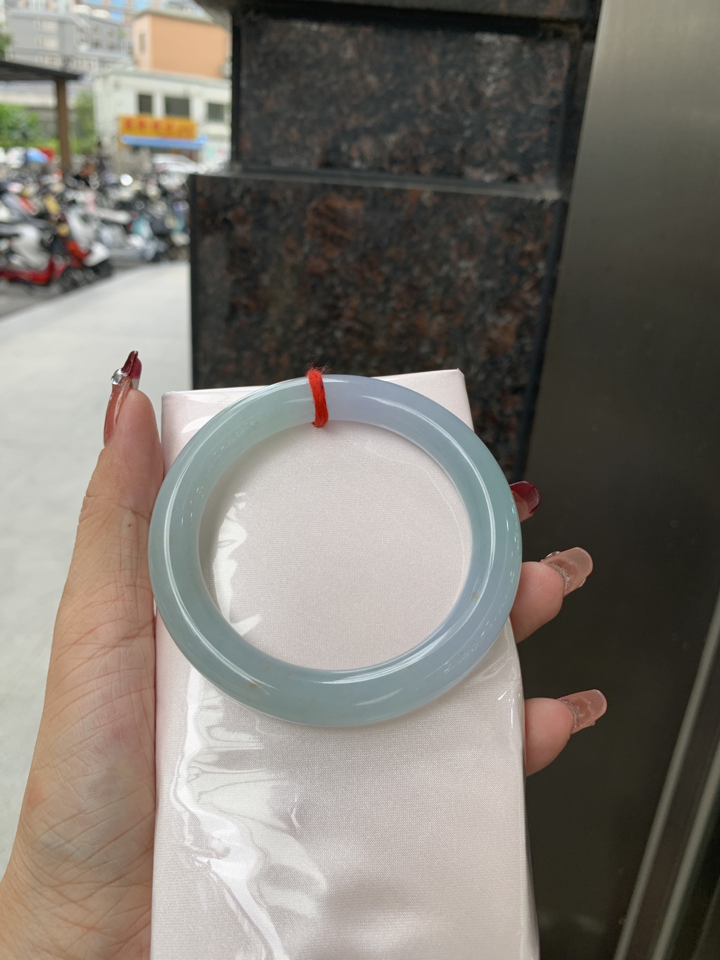 三彩圆条 58.7-10.3-10.4 0923-X757 无裂，底妆细腻，春彩洒金，有三彩特色，仿佛彩虹般的色彩，绚丽梦幻，气质清新淡雅，上手靓丽大方。