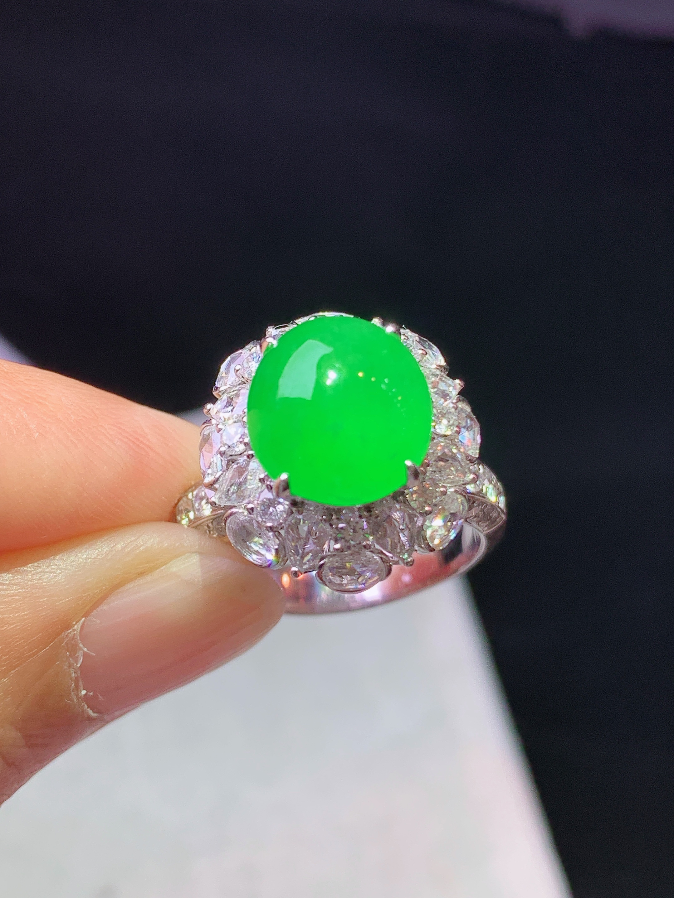 18k金钻镶嵌冰阳绿蛋面戒指 玉质细腻 色泽艳丽清新 水润亮眼 圈口14 整体尺寸16.3*15.8