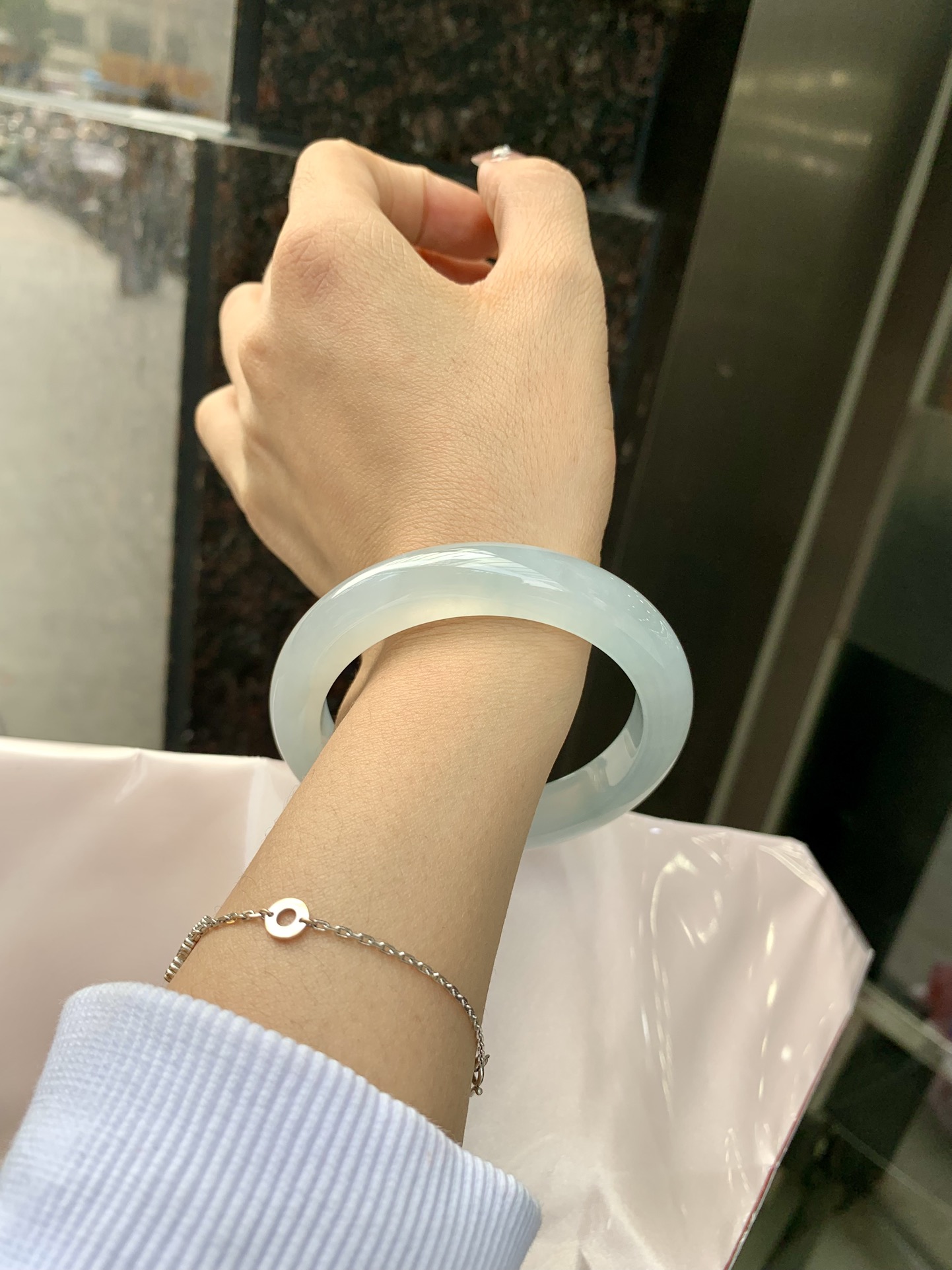 冰蓝正圈 55.9-9-11.2 0307-N166-6 打灯棉絮，底妆冰润细腻，千变万化的冰晴蓝底色，拥有海的颜色，却散发着星空的光芒，这是一只来自冰川蓝的清冷气质仙女镯。