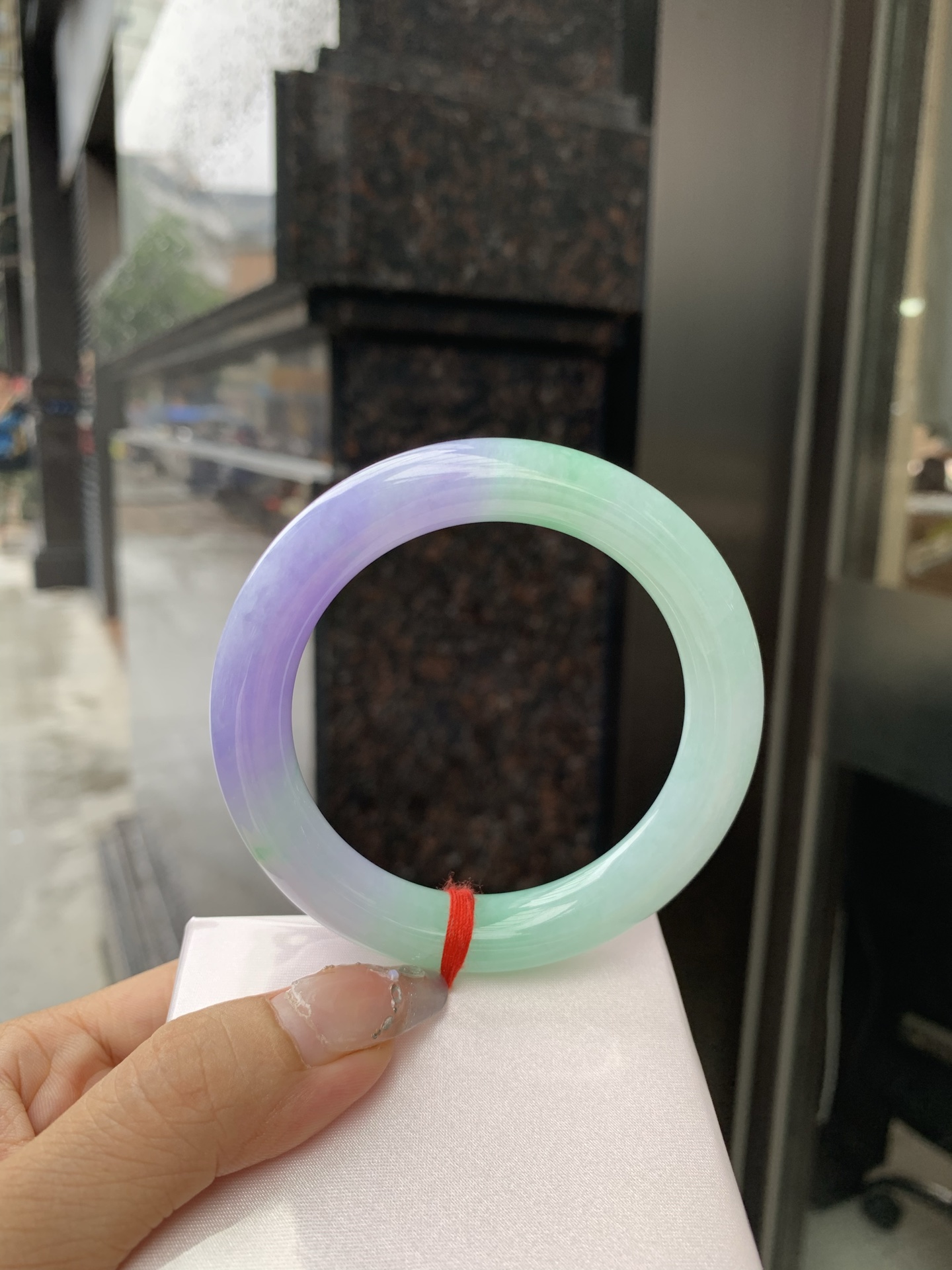 浓紫春彩圆条 56.5-10.7-10.5 0519-N764 打灯多处纹，烟雨入春俏，彩祥出云端，果阳绿花色碰上浓妆艳抹妖紫，像是融化了春天，所有美好交织在一起，上手贵气显眼