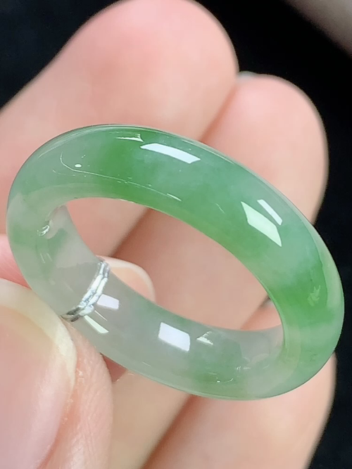 飘绿戒指，无裂，内径尺寸17.2-5.3-3.4mm，14号手寸，j18tdy