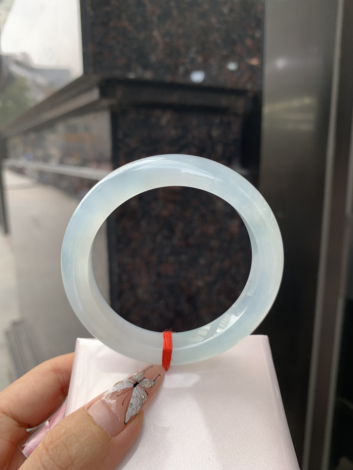 冰蓝正圈 55.9-9-11.2 0307-N166-6 打灯棉絮，底妆冰润细腻，千变万化的冰晴蓝底色，拥有海的颜色，却散发着星空的光芒，这是一只来自冰川蓝的清冷气质仙女镯。