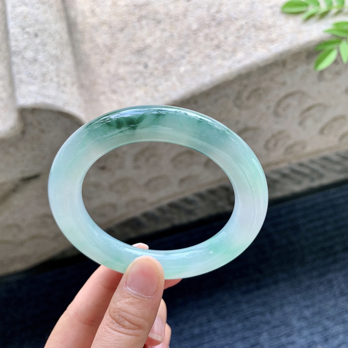 圆条55 56 圈口56.6/11.2/11.6 编码HJ091918 糯冰飘绿花，水润，种老，细腻，无裂