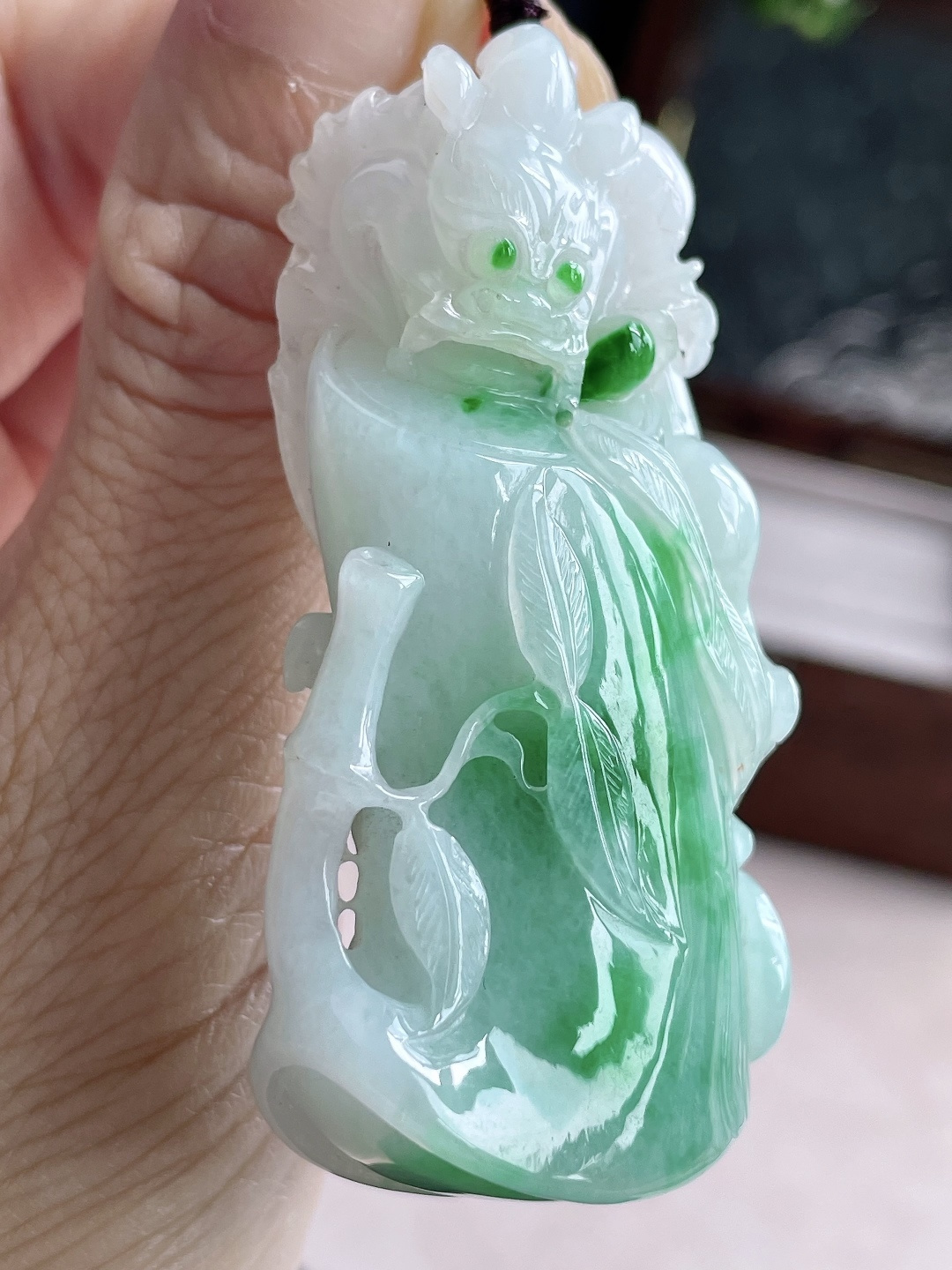 【裸石】冰飘绿祥龙竹子竹节吊坠 【说明】缅甸 无裂 性比高 超厚 【尺寸】62.7-32.2-14.7 【重量】54克