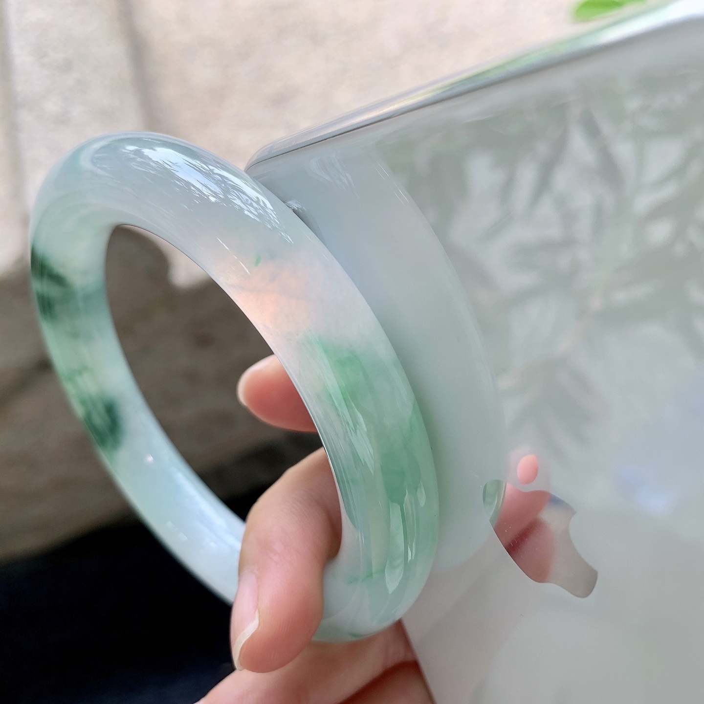 圆条55 56 圈口56.6/11.2/11.6 编码HJ091918 糯冰飘绿花，水润，种老，细腻，无裂