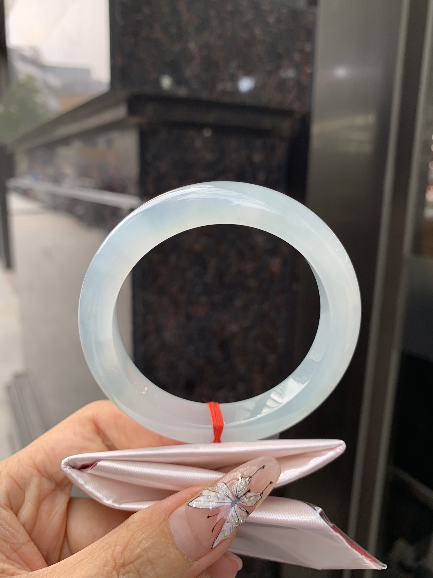 冰蓝正圈 55.9-9-11.2 0307-N166-6 打灯棉絮，底妆冰润细腻，千变万化的冰晴蓝底色，拥有海的颜色，却散发着星空的光芒，这是一只来自冰川蓝的清冷气质仙女镯。