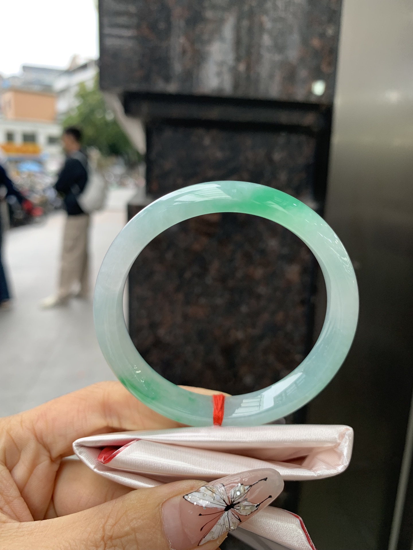 正圈 57.5-7.5-10.7 0304-2X51-2 打灯细纹，底妆冰透润细腻，飘两抹冰绿花，鲜艳得像新冒头的嫩芽，灵动清新，即柔和又充满生机。