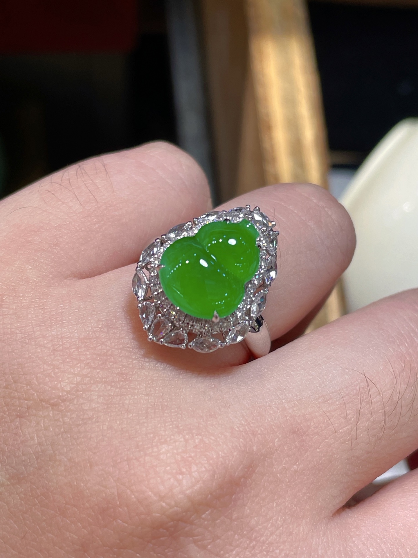 ️翡翠葫芦戒指•吊坠两用款，冰种起荧光，冰种阳绿色，满绿，料子水润，种老起光。18k金镶嵌，佩戴效