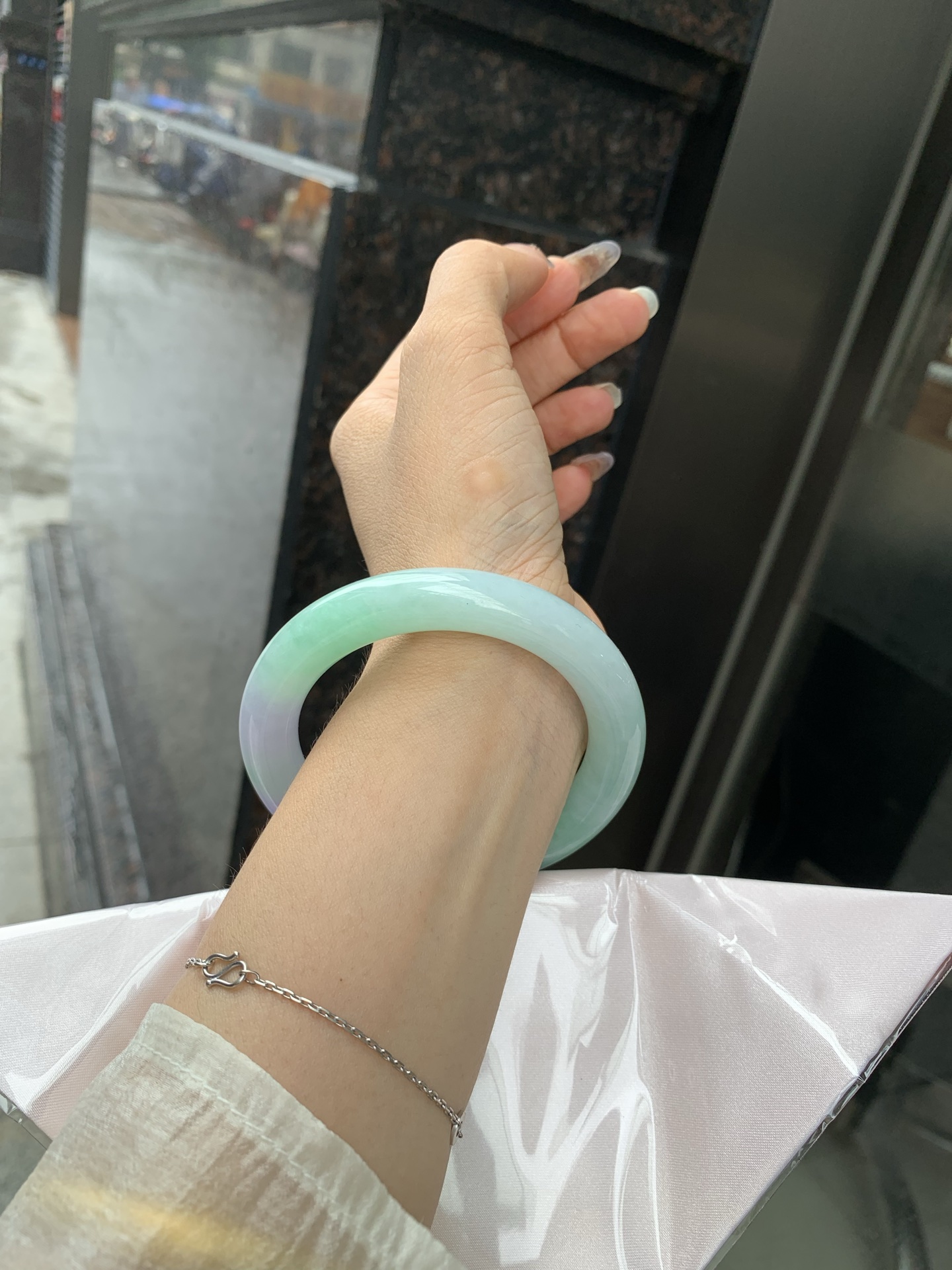 浓紫春彩圆条 56.5-10.7-10.5 0519-N764 打灯多处纹，烟雨入春俏，彩祥出云端，果阳绿花色碰上浓妆艳抹妖紫，像是融化了春天，所有美好交织在一起，上手贵气显眼