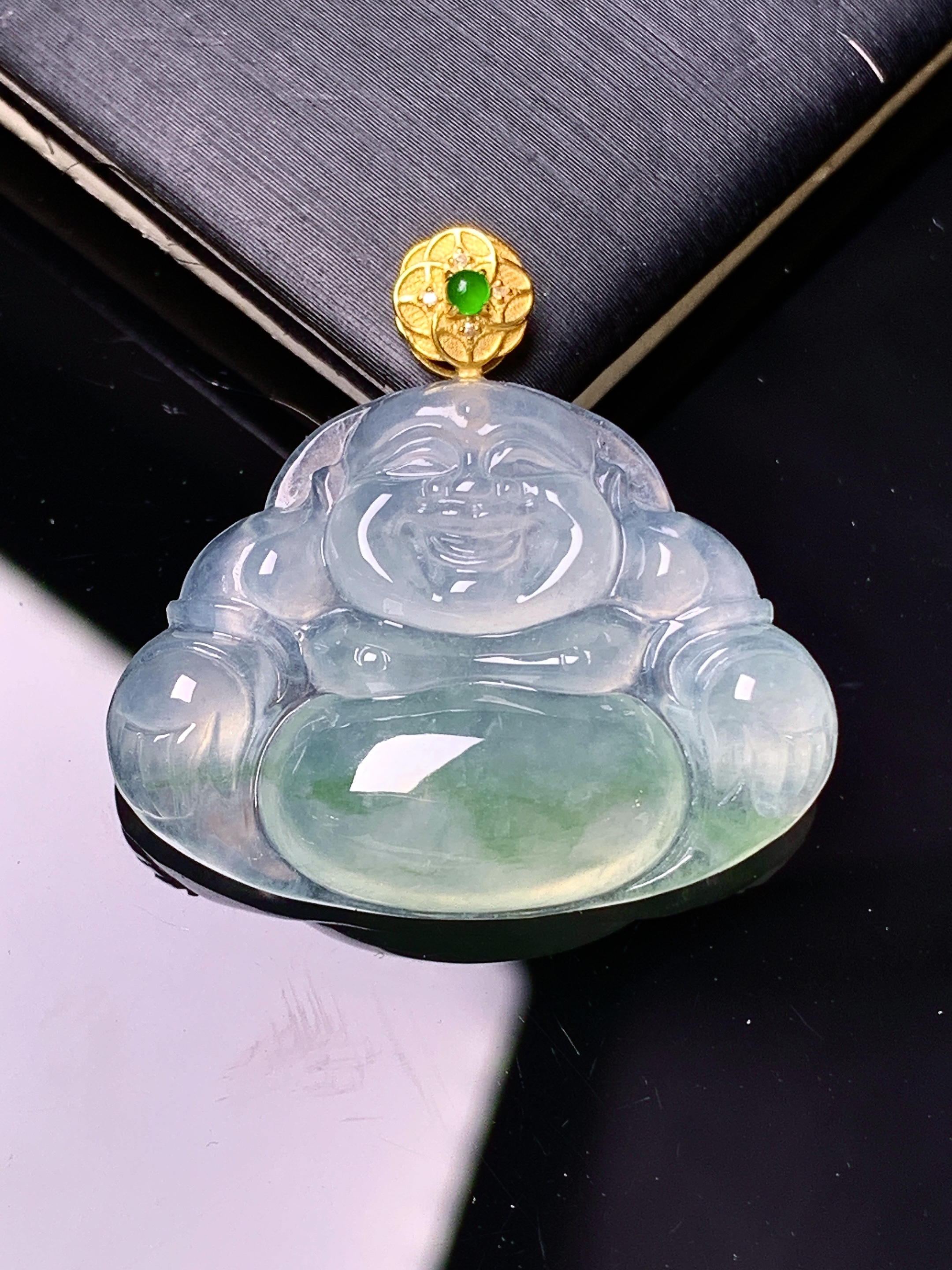 18k金镶嵌冰种飘绿佛公吊坠 玉质细腻 色泽艳丽清新 水润亮眼 整体尺寸27.8*29*5.6 m1