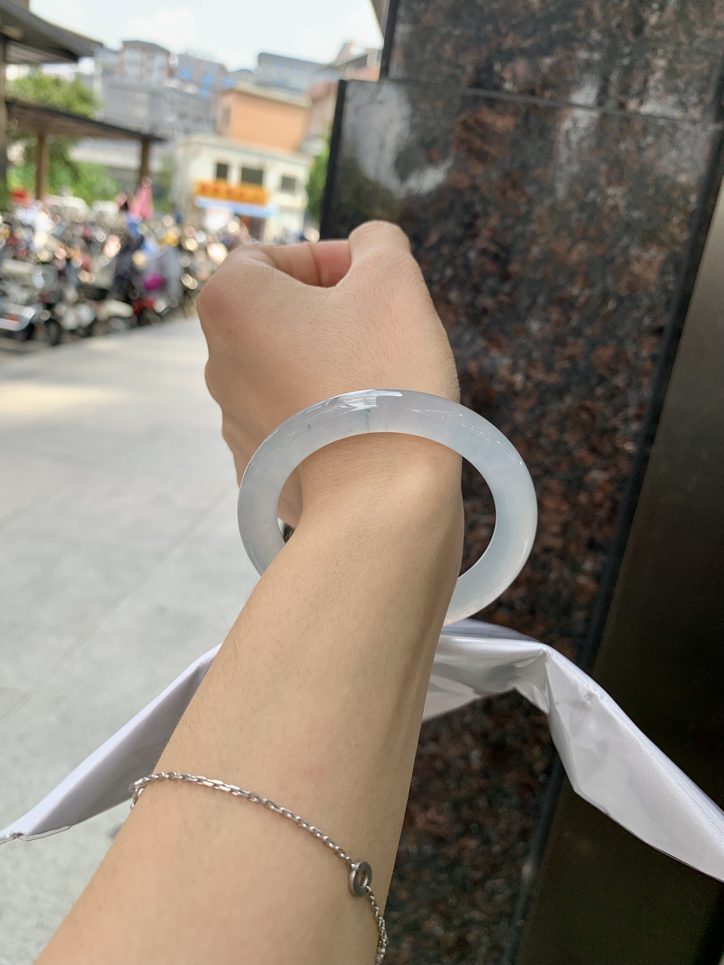 绿底飘花正圈 51.8-12-9.1 0709-174-84 无裂，打灯棉线，不影响，底妆冰胶有透手感，飘小碎花点缀，上手给人一种柔和、宁静的感觉，上手显肤色