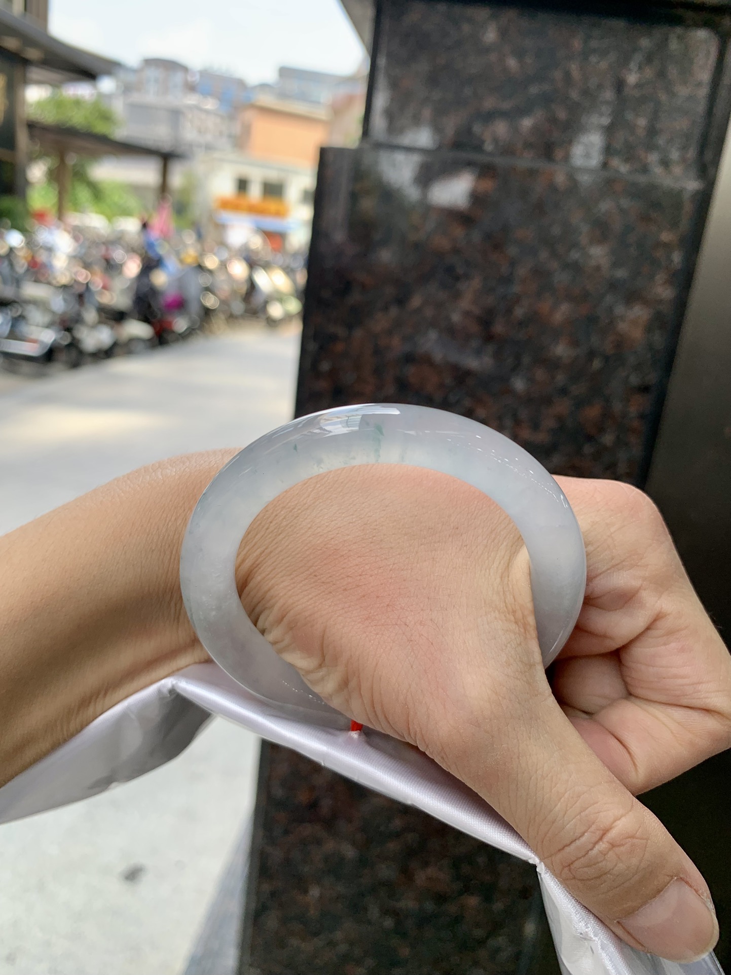 绿底飘花正圈 51.8-12-9.1 0709-174-84 无裂，打灯棉线，不影响，底妆冰胶有透手感，飘小碎花点缀，上手给人一种柔和、宁静的感觉，上手显肤色