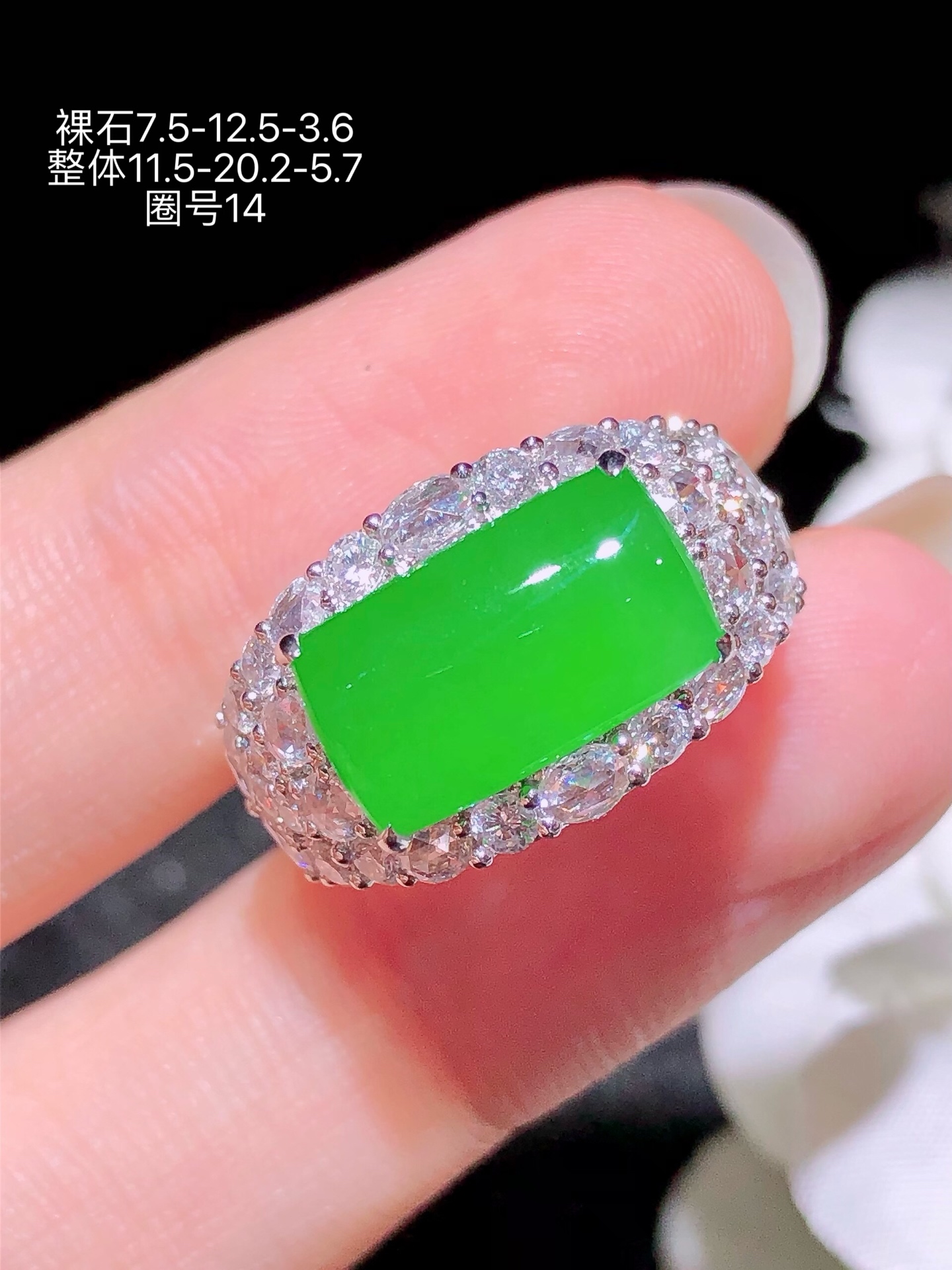 18K金镶 阳绿马鞍戒指 无裂 水润色艳 品相饱满 苹果拍摄，实物更好看，7.5-12.5-3.6