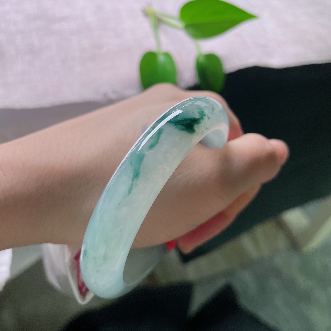 56.6/12.3/8.3，飘花正圈，无裂，冰底澄澈通透，蓝花若远山烟云，素镯简约，藏独一份东方意境。ss56791a