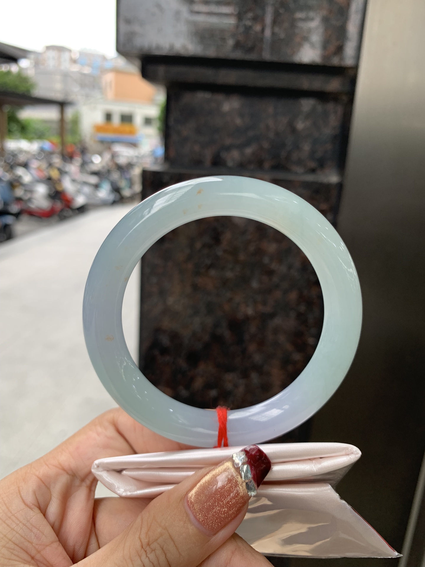三彩圆条 58.7-10.3-10.4 0923-X757 无裂，底妆细腻，春彩洒金，有三彩特色，仿佛彩虹般的色彩，绚丽梦幻，气质清新淡雅，上手靓丽大方。