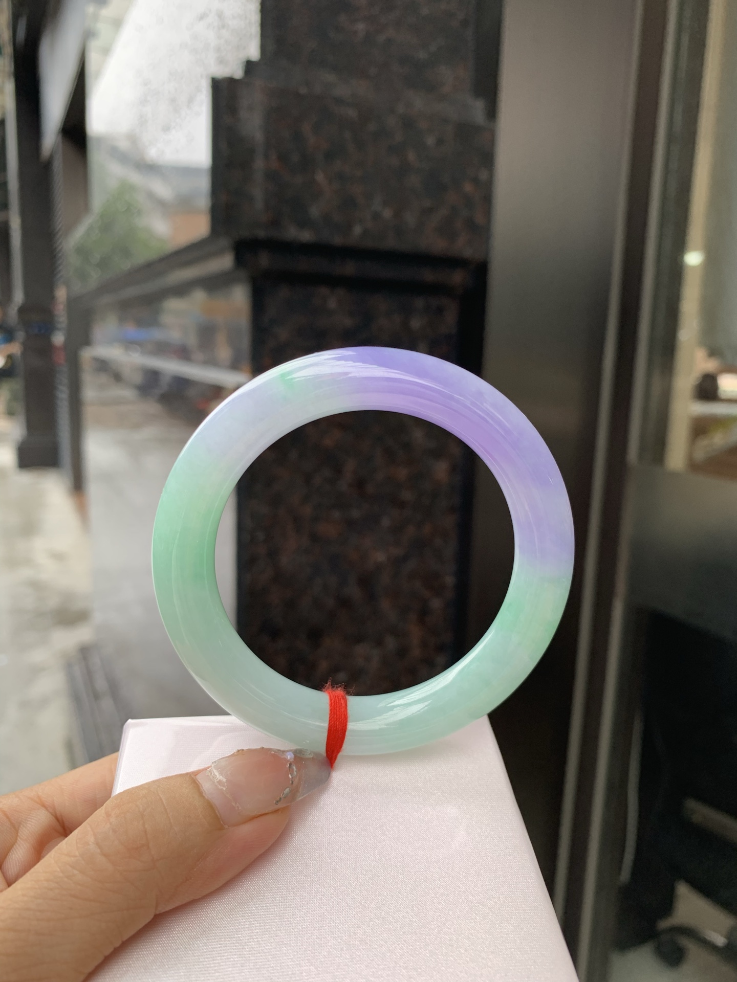 浓紫春彩圆条 56.5-10.7-10.5 0519-N764 打灯多处纹，烟雨入春俏，彩祥出云端，果阳绿花色碰上浓妆艳抹妖紫，像是融化了春天，所有美好交织在一起，上手贵气显眼