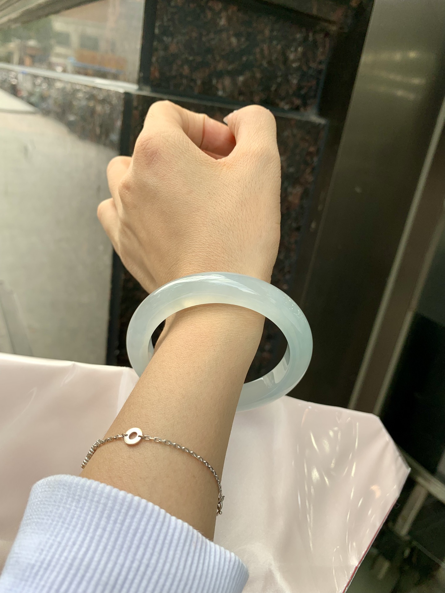 冰蓝正圈 55.9-9-11.2 0307-N166-6 打灯棉絮，底妆冰润细腻，千变万化的冰晴蓝底色，拥有海的颜色，却散发着星空的光芒，这是一只来自冰川蓝的清冷气质仙女镯。