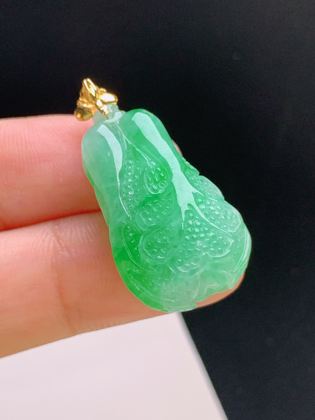 ️ 冰飘绿白菜吊坠，色浓艳丽，雕工细腻，百财聚来 裸石26.5-15.5-9.9 整体32.7 47