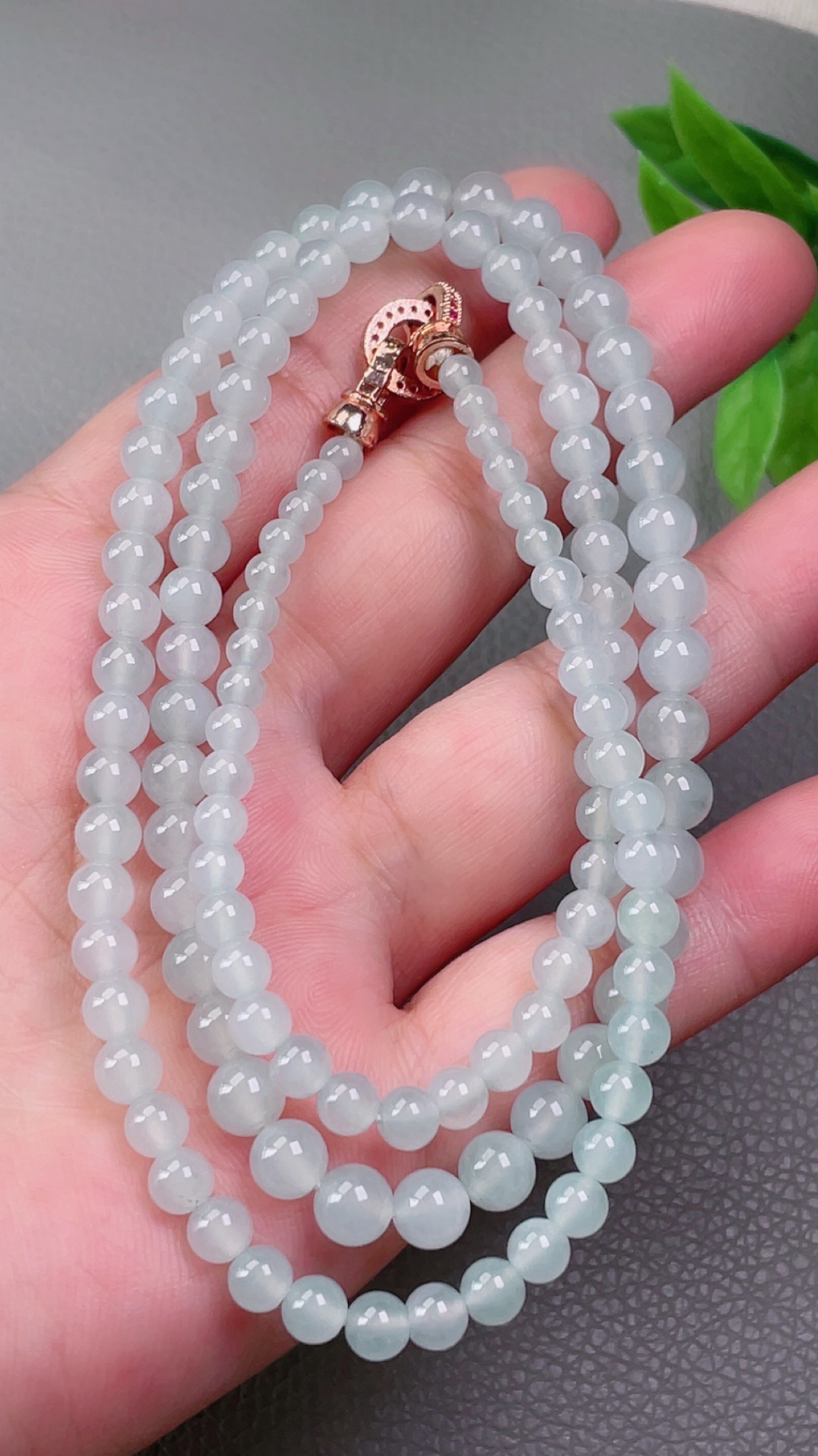 珠项链，珠子由小至大组成，比较特色，起荧光，尺寸：小4-大6.2