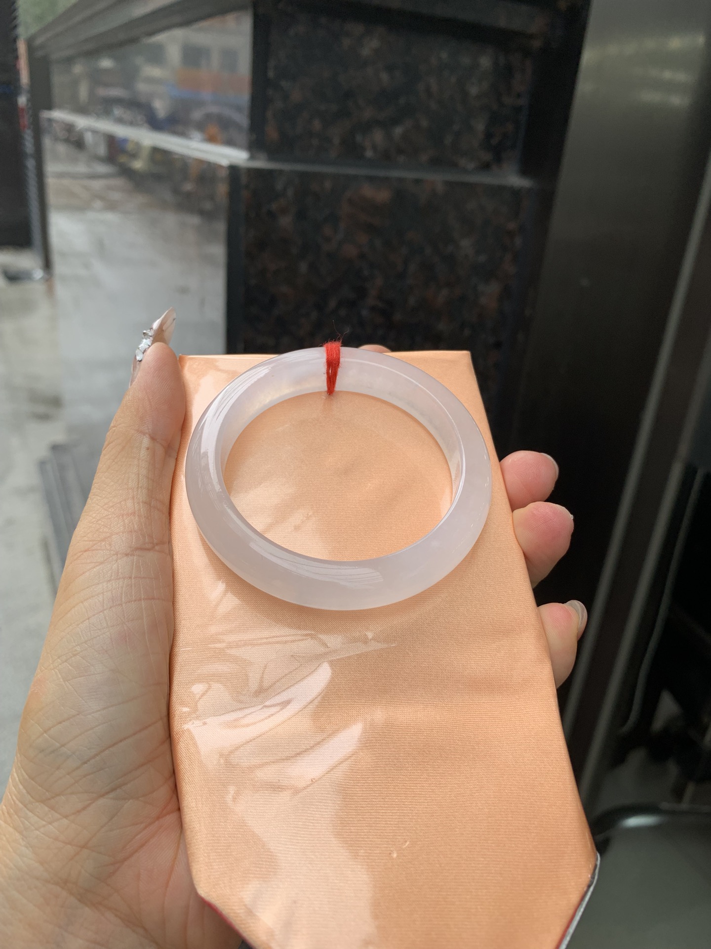 白冰正圈 53.6-7.8-11.3 0330-N336 打灯断纹，底妆冰透起光，一腕清透，简约清爽，不挑肤色年龄，给人一种清雅脱俗，天真纯美的感觉，真不愧是翡翠中的初恋，美得就像一件艺术品~