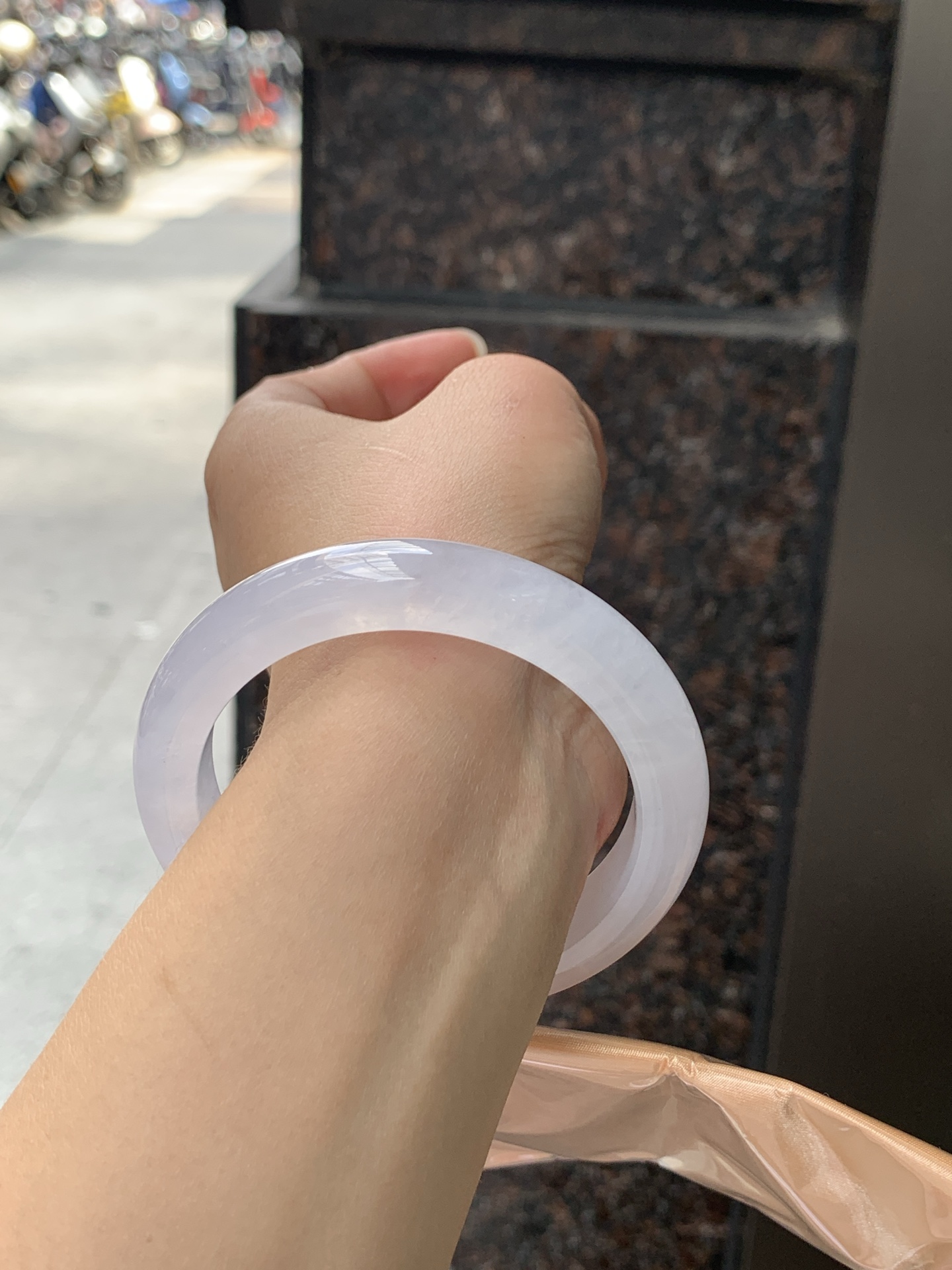 白冰正圈 57.6-11.7-9.4 0611-N961 打灯冰晶纹，底妆冰透胶润，有光感，一腕清透，简约清爽，不挑肤色年龄，给人一种清雅脱俗，天真纯美的感觉，真不愧是翡翠中的初恋