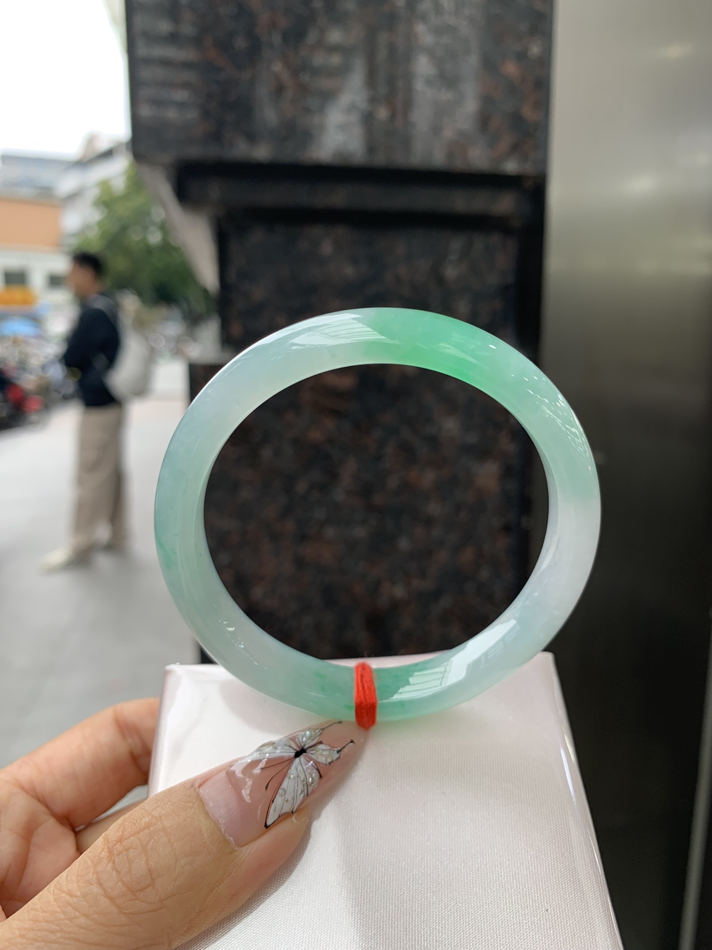 正圈 57.5-7.5-10.7 0304-2X51-2 打灯细纹，底妆冰透润细腻，飘两抹冰绿花，鲜艳得像新冒头的嫩芽，灵动清新，即柔和又充满生机。