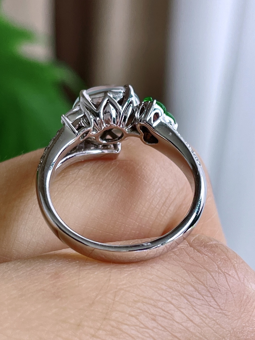 【镶嵌】冰种蛋面戒指 【说明】缅甸 18k金镶嵌 无裂 性比高 冰透起钢纯净 【裸石】8.7-7-4.8 【圈口】14号 【重量】4.3克