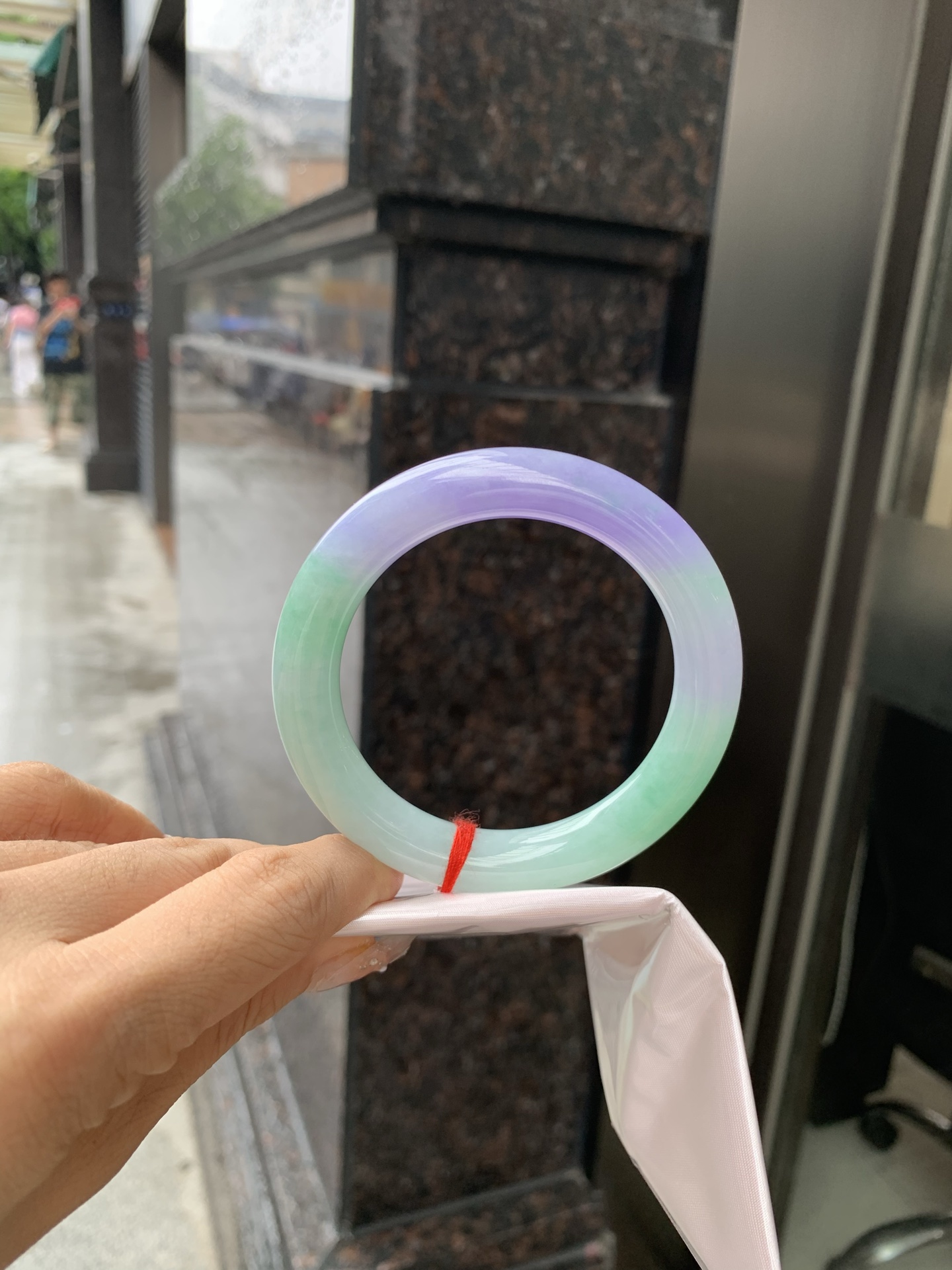 浓紫春彩圆条 56.5-10.7-10.5 0519-N764 打灯多处纹，烟雨入春俏，彩祥出云端，果阳绿花色碰上浓妆艳抹妖紫，像是融化了春天，所有美好交织在一起，上手贵气显眼