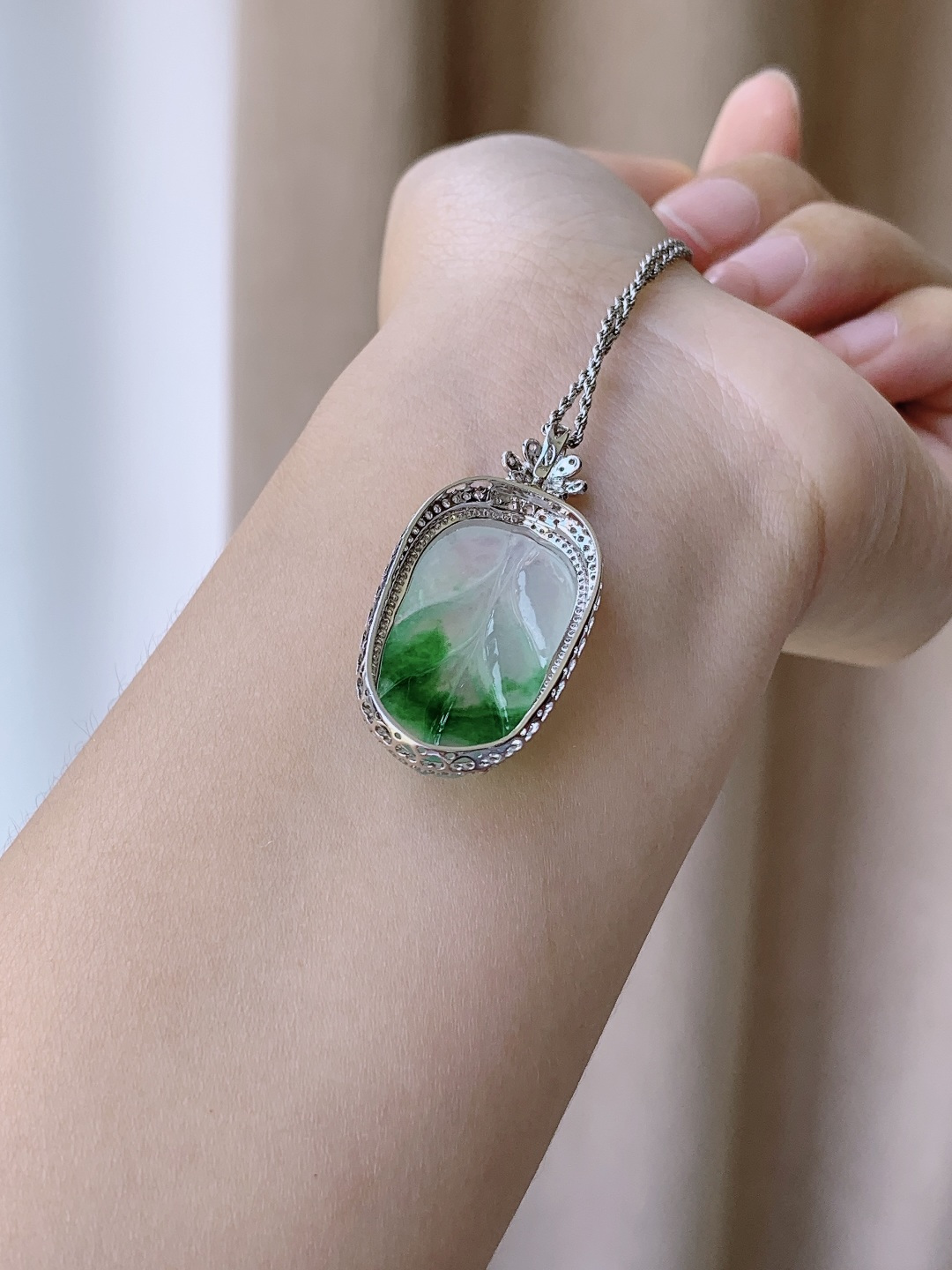 【镶嵌】冰飘绿花树叶叶子吊坠 【说明】缅甸 18k金镶嵌 性比高 无裂 飘花 【整体】39.2-18.5-9 【裸石】27-14.7-4.8 【重量】5.3克