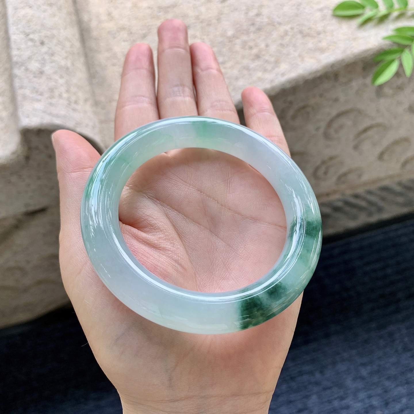 圆条55 56 圈口56.6/11.2/11.6 编码HJ091918 糯冰飘绿花，水润，种老，细腻，无裂