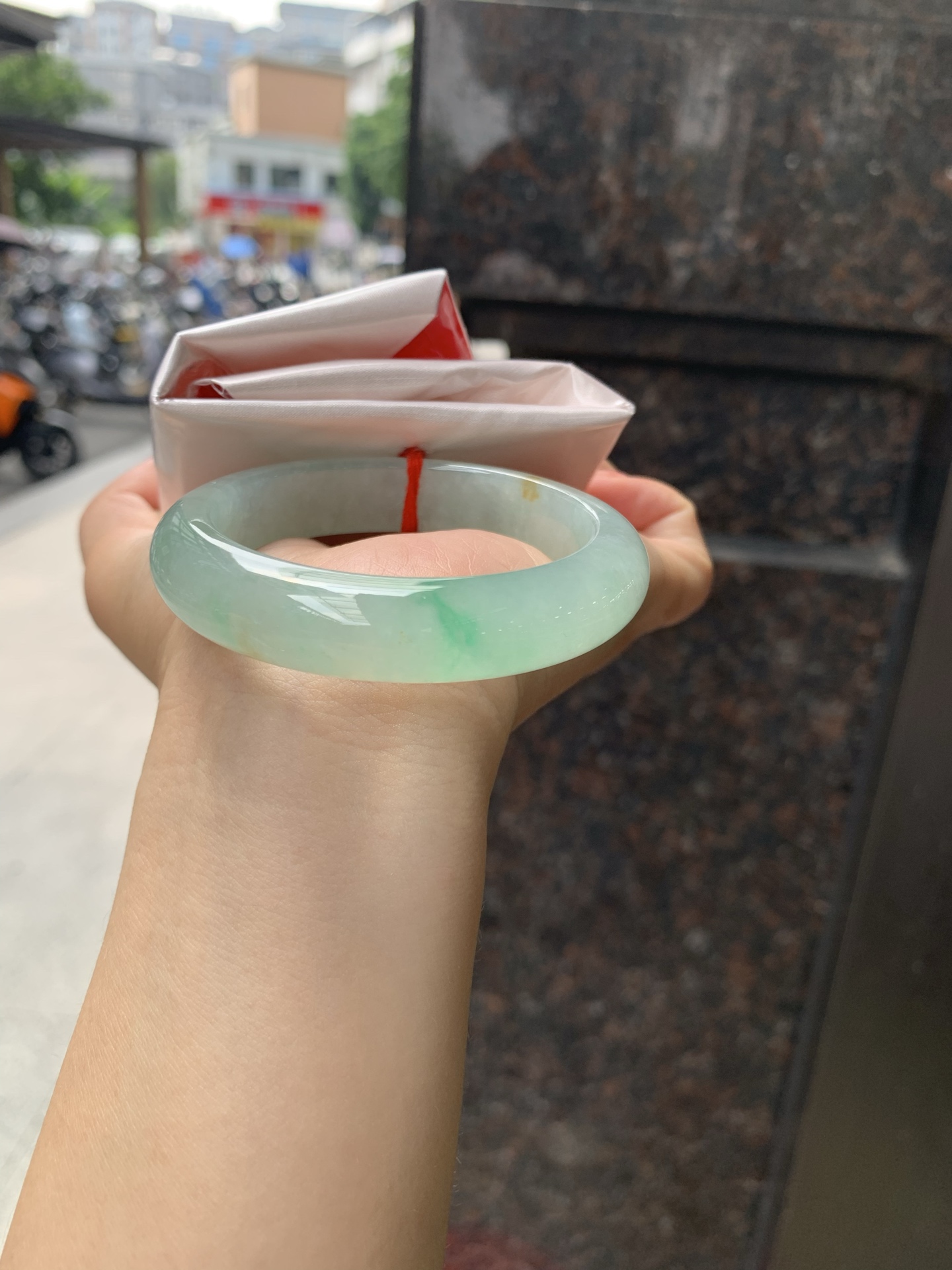 黄加绿正圈 50.9-12.2-8.3 0918-N1601 无裂，打灯一丝棉线，不影响