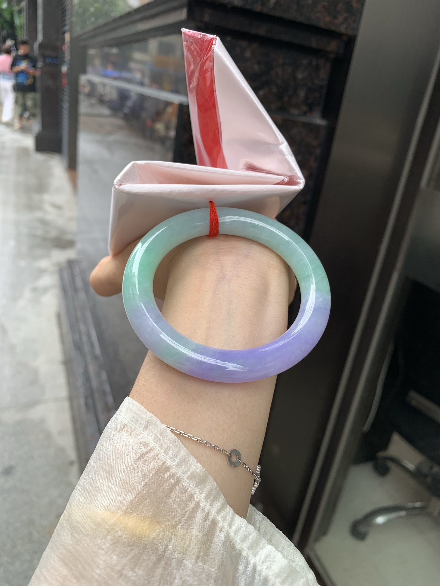浓紫春彩圆条 56.5-10.7-10.5 0519-N764 打灯多处纹，烟雨入春俏，彩祥出云端，果阳绿花色碰上浓妆艳抹妖紫，像是融化了春天，所有美好交织在一起，上手贵气显眼