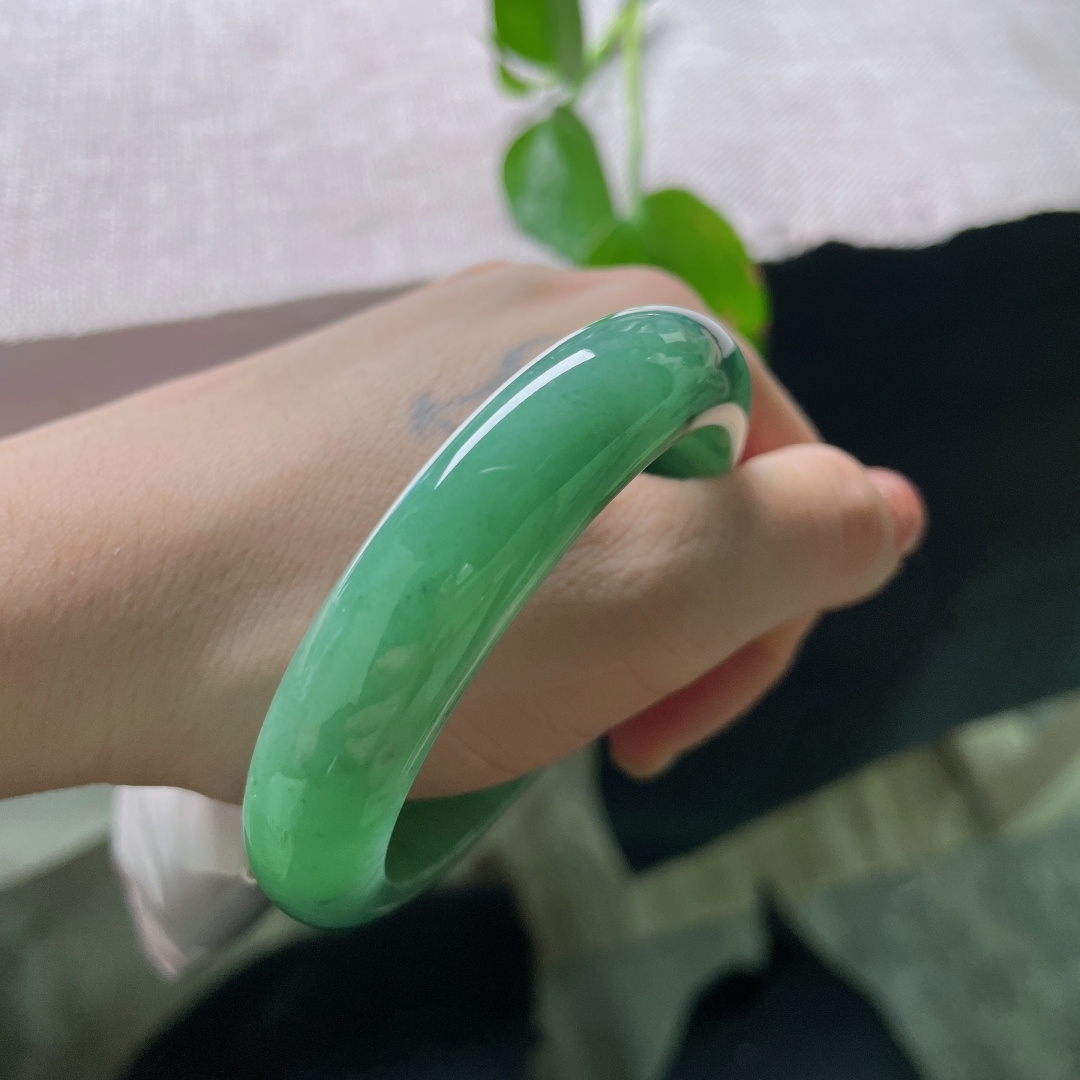 54.3/13/8.8，绿底正圈，一点皮纹，满圈底色均匀柔和，自带流动的墨色飘丝，绿意灵动不散，韵味十足。ss56363a