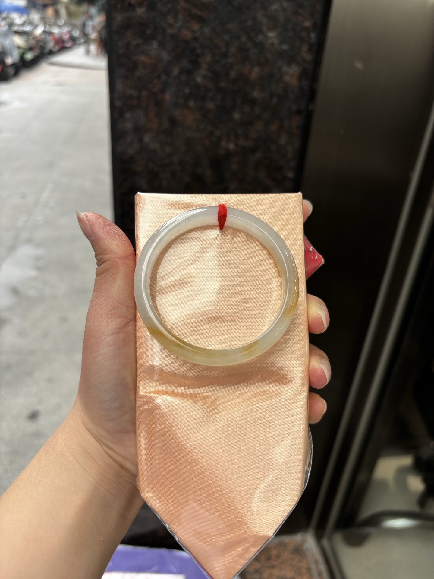 飘黄翡正圈 54.7-9.2-6.1 0321-N269-1 有纹裂，底妆细腻冰润，一节黄翡飘花浓郁灵动，宛若一天黄金彩带摇曳生姿。