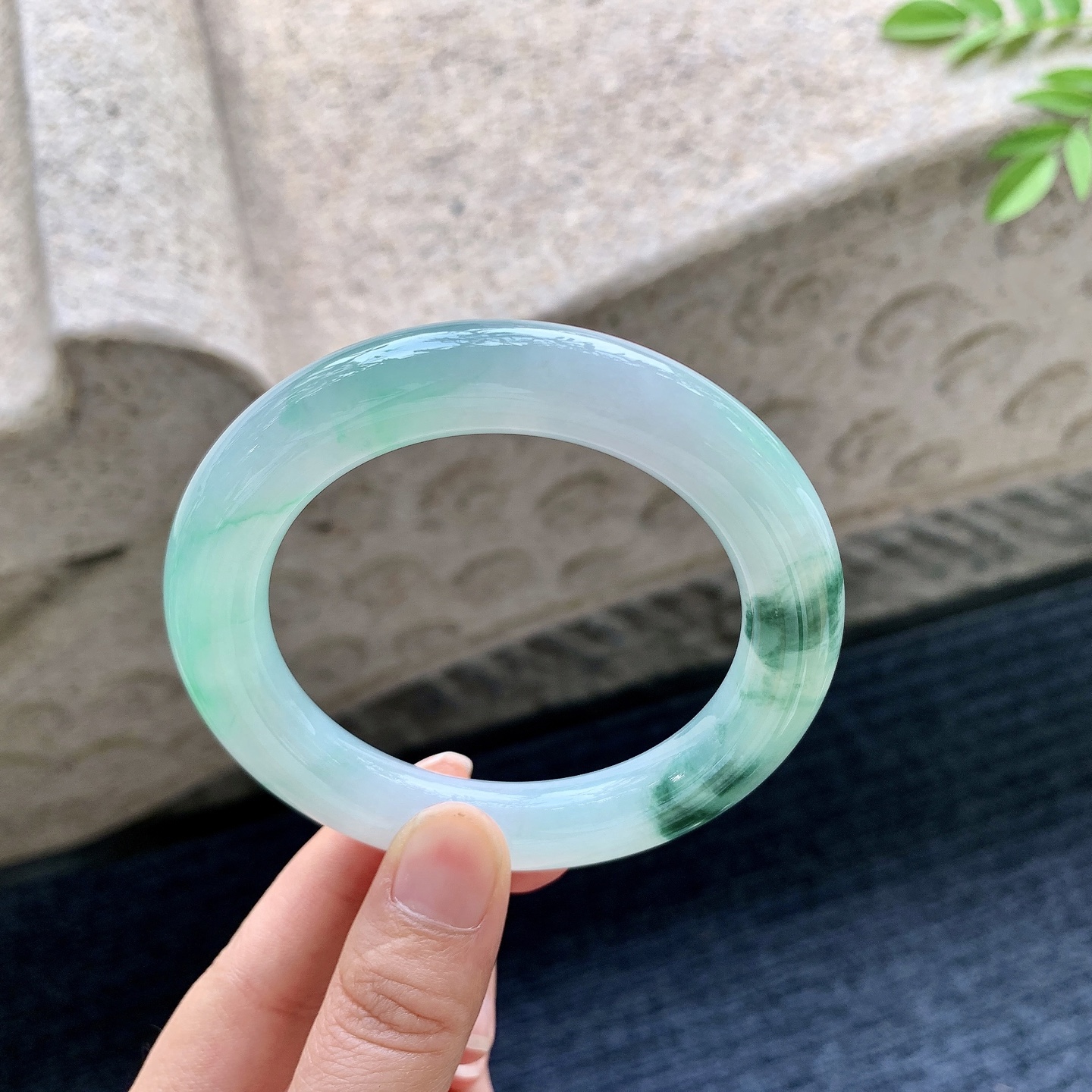 圆条55 56 圈口56.6/11.2/11.6 编码HJ091918 糯冰飘绿花，水润，种老，细腻，无裂