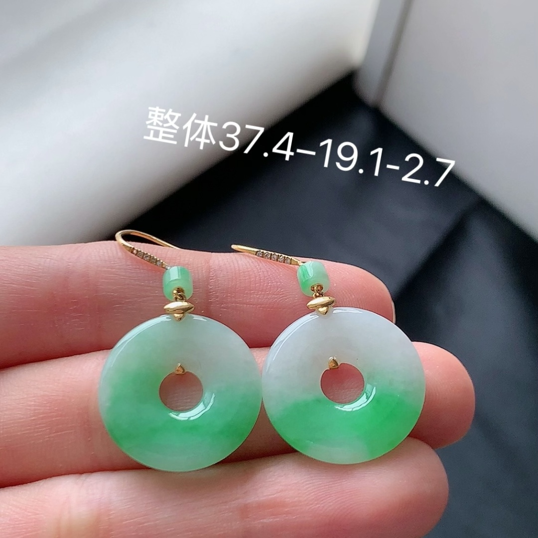️ 冰飘绿甜甜圈耳坠 翠色明媚，底子细腻莹润，佩戴精致优雅 货号35917，37.4-19.1-2