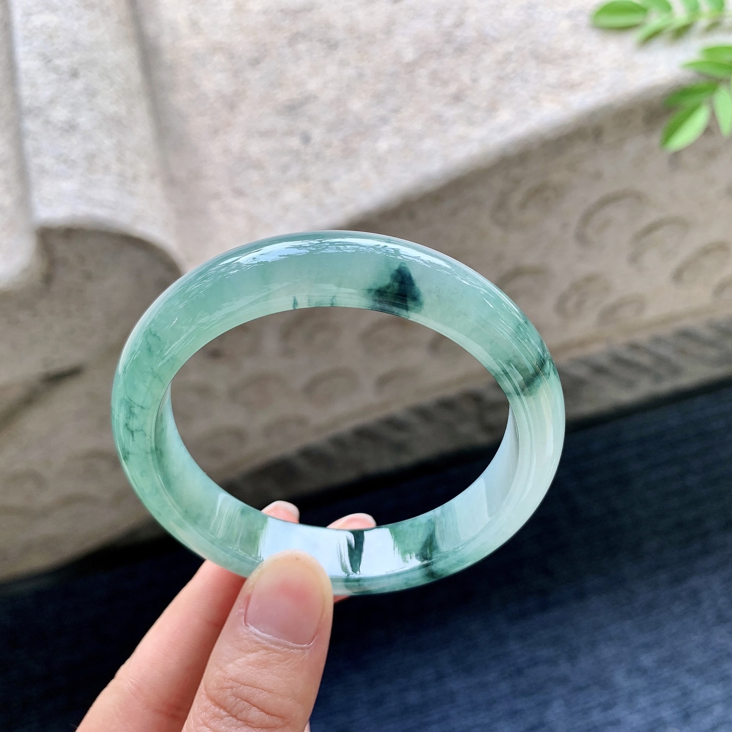 正圈54 55 圈口55.8/12.7/7.7 编码T1091908 糯冰飘绿，水润，种老，细腻，无裂