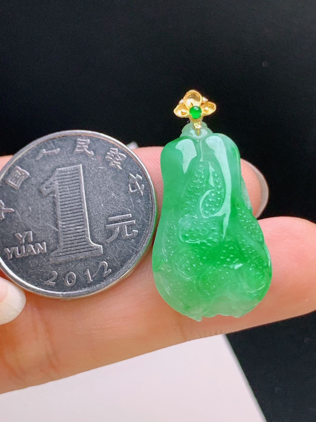 ️ 冰飘绿白菜吊坠，色浓艳丽，雕工细腻，百财聚来 裸石26.5-15.5-9.9 整体32.7 47