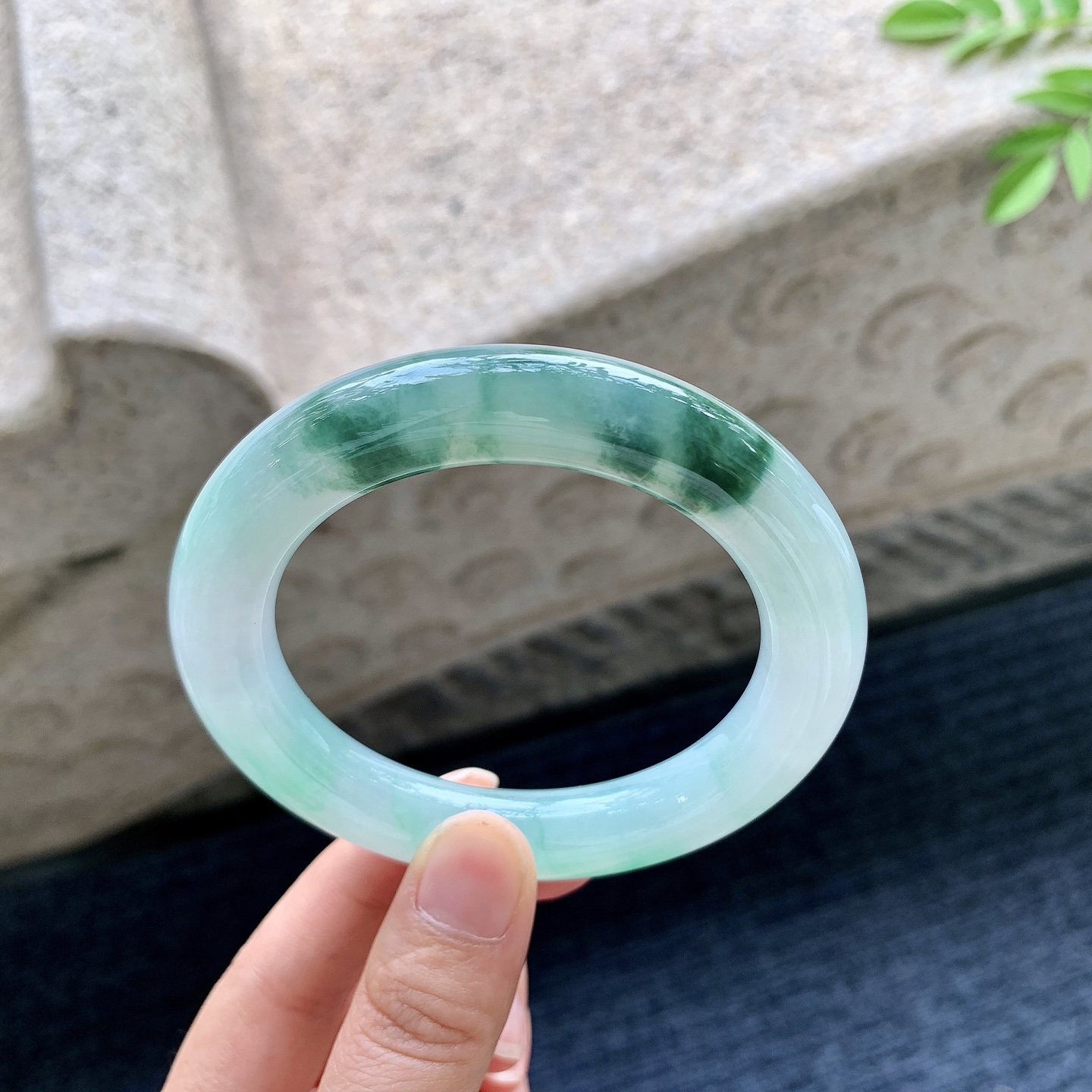 圆条55 56 圈口56.6/11.2/11.6 编码HJ091918 糯冰飘绿花，水润，种老，细腻，无裂