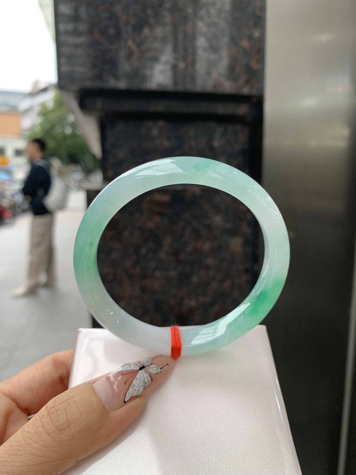 正圈 57.5-7.5-10.7 0304-2X51-2 打灯细纹，底妆冰透润细腻，飘两抹冰绿花，鲜艳得像新冒头的嫩芽，灵动清新，即柔和又充满生机。