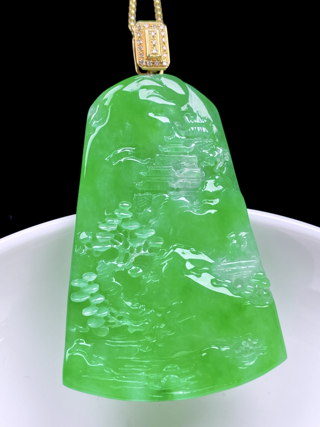 ️ 冰阳绿山水牌 色泽鲜艳，种老水润，18k金镶嵌 整体：56.3 裸石：48/32/5.9