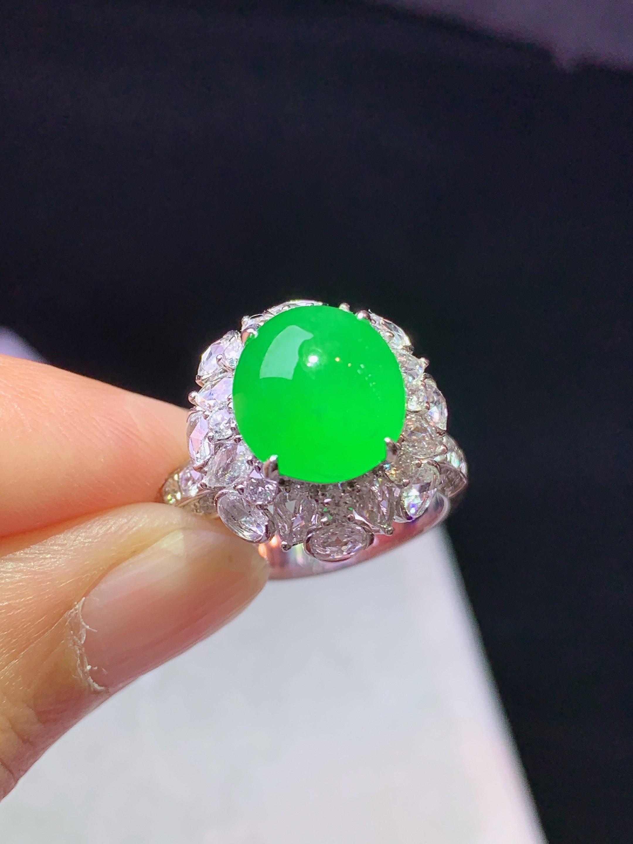 18k金钻镶嵌冰阳绿蛋面戒指 玉质细腻 色泽艳丽清新 水润亮眼 圈口14 整体尺寸16.3*15.8*13 s1