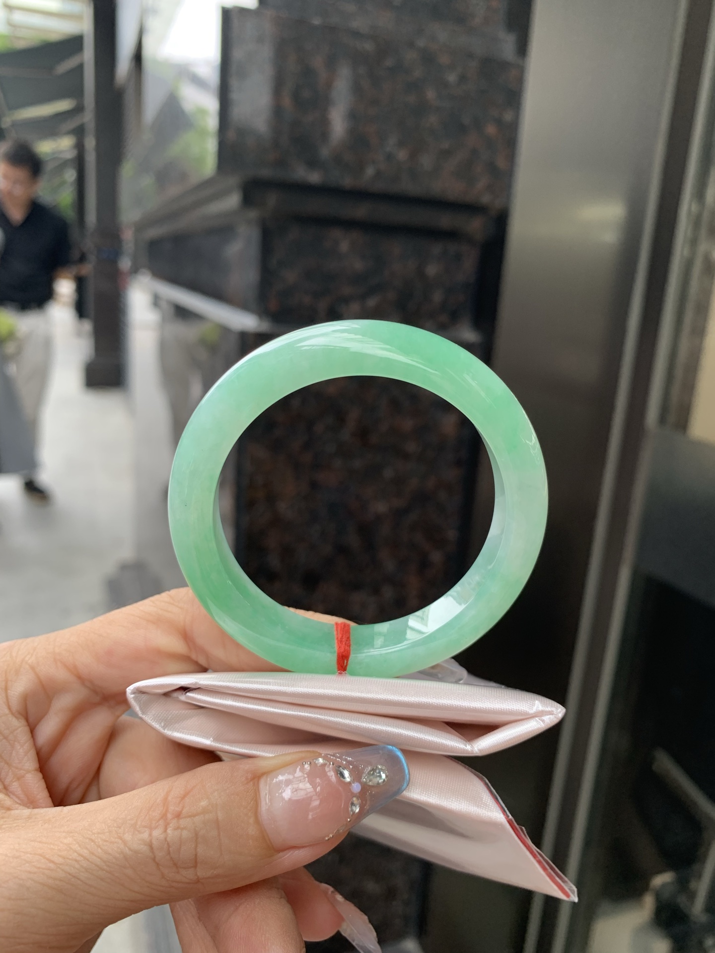 满绿正圈 51-8-10.7 0502-N599 打灯细纹，微底妆水润，满圈阳绿鲜艳青翠，色泽均匀分布，举手投足之间散发出来的贵气感