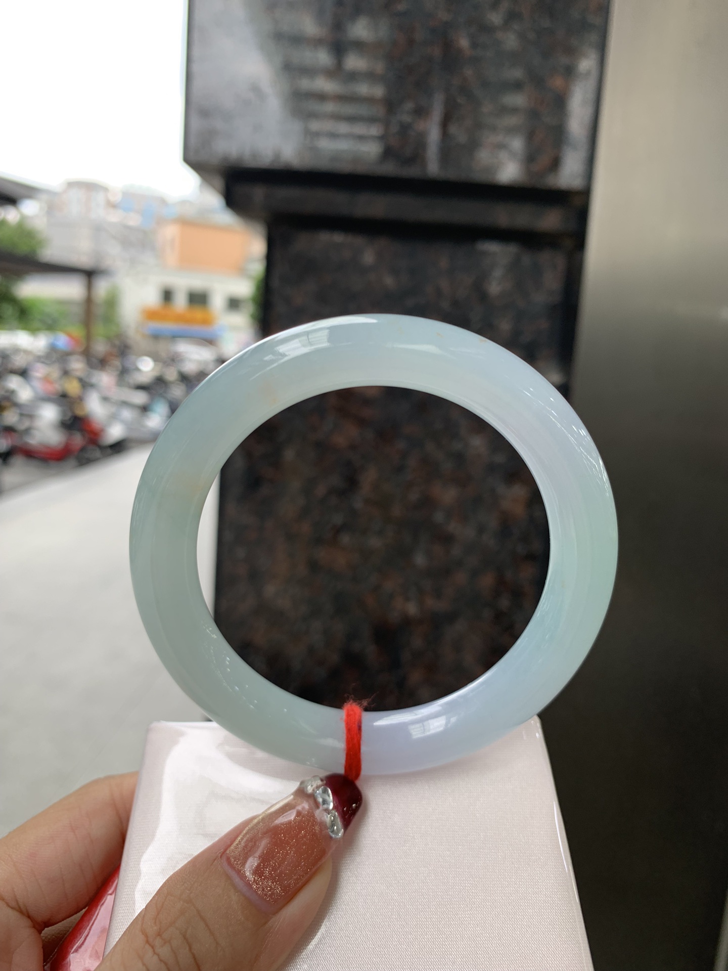 三彩圆条 58.7-10.3-10.4 0923-X757 无裂，底妆细腻，春彩洒金，有三彩特色，仿佛彩虹般的色彩，绚丽梦幻，气质清新淡雅，上手靓丽大方。
