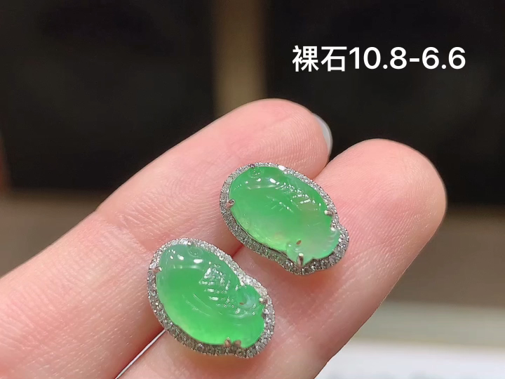 ️ 18K 阳绿年年有余耳钉 无裂 尺寸，10.8-6.6