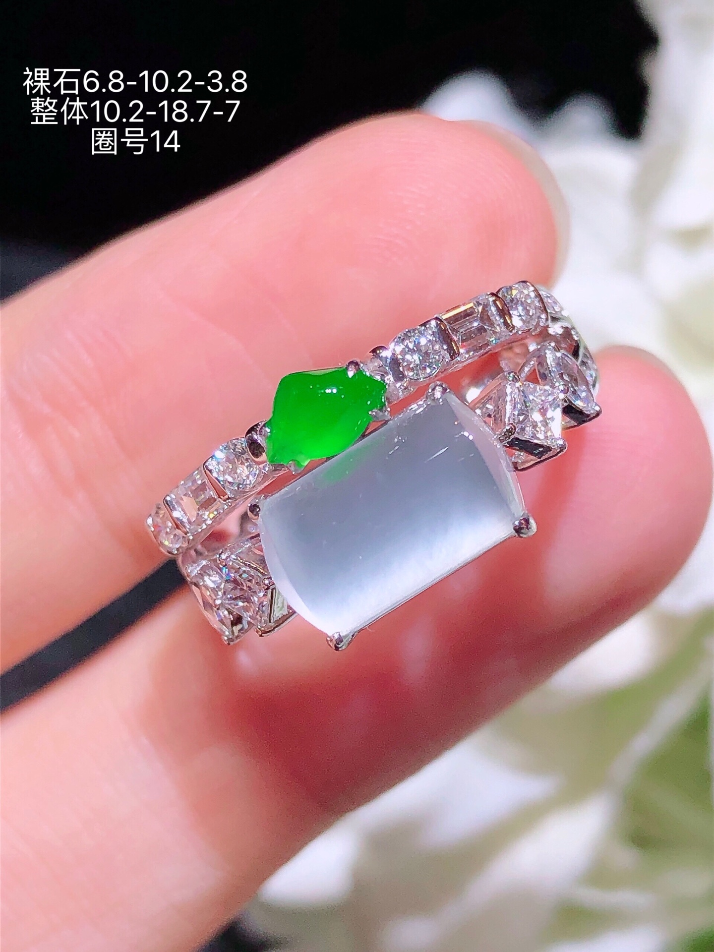 18K金镶 茅台白无事牌戒指 无裂 水润色艳 品相饱满 苹果拍摄，实物更好看，6.8-10.2-3.8
