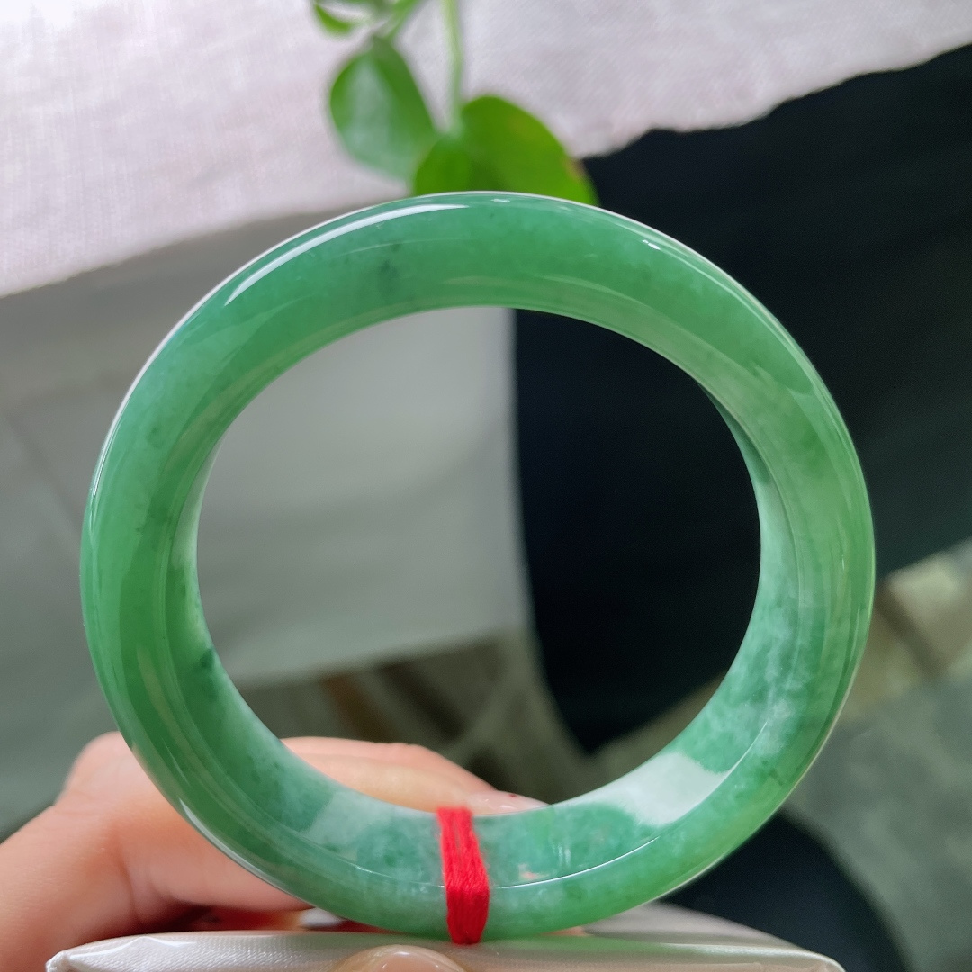 54.3/13/8.8，绿底正圈，一点皮纹，满圈底色均匀柔和，自带流动的墨色飘丝，绿意灵动不散，韵味十足。ss56363a
