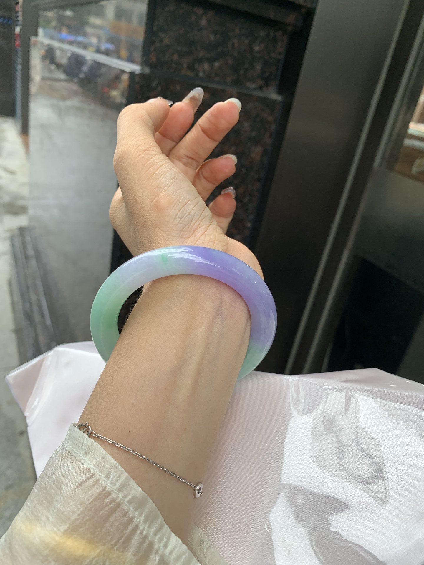 浓紫春彩圆条 56.5-10.7-10.5 0519-N764 打灯多处纹，烟雨入春俏，彩祥出云端，果阳绿花色碰上浓妆艳抹妖紫，像是融化了春天，所有美好交织在一起，上手贵气显眼